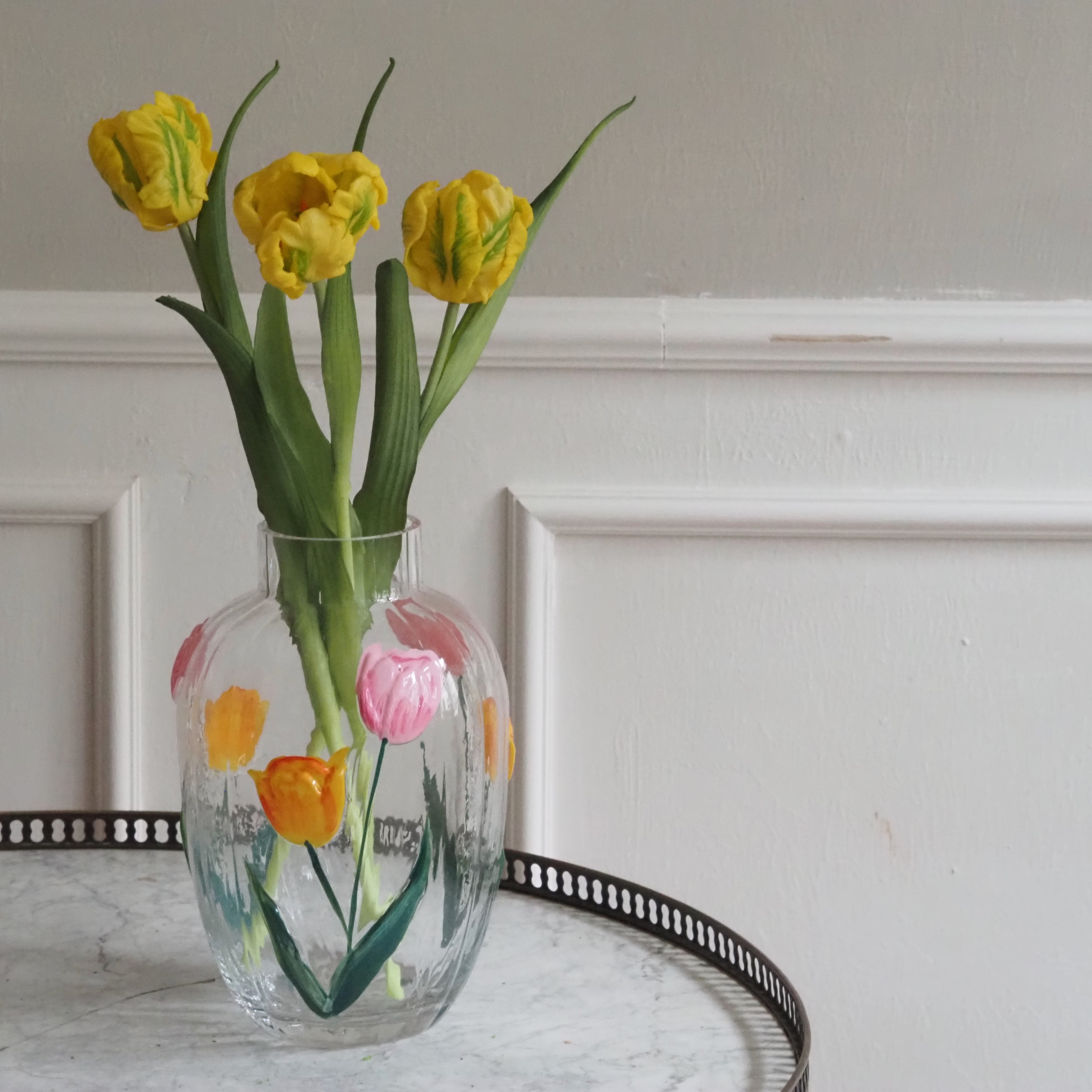 Glasvase mit Tulpenmotiv · handbemalte florale Dekorvase, Blumenvase