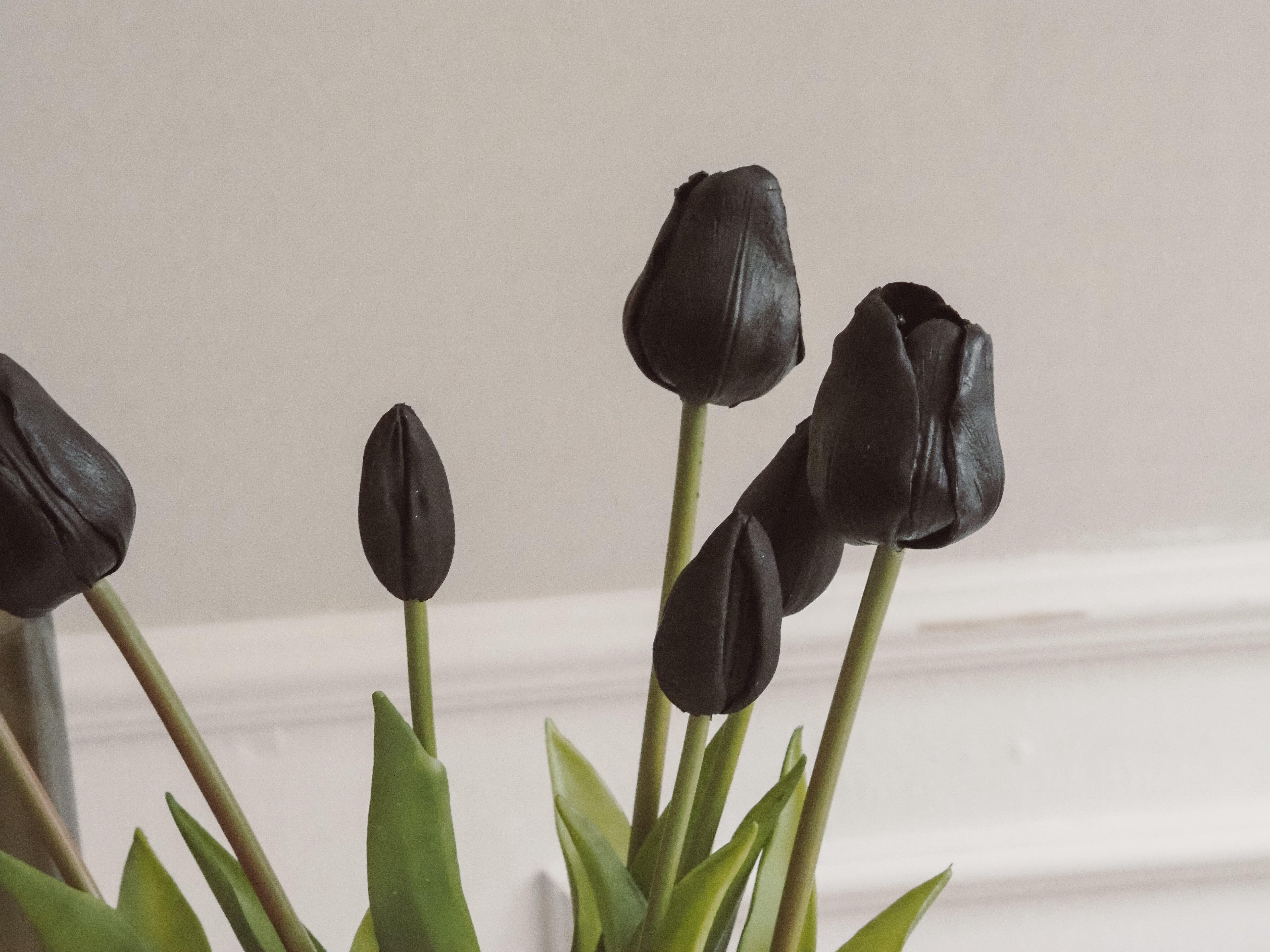 Tulpenbund in schwarz · Schwarze Kunstblumen Tulpen · 7 Stiele Bund