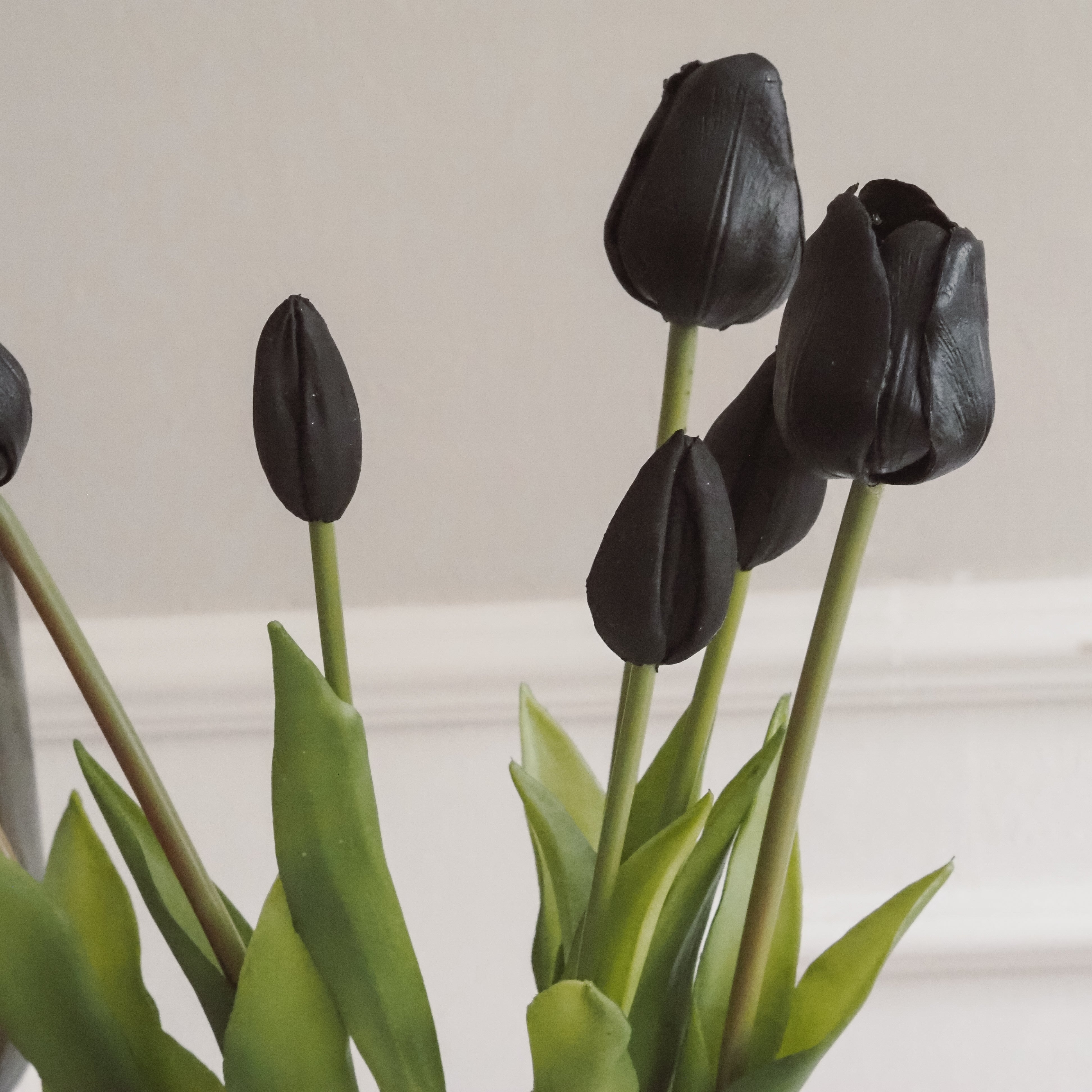 Tulpenbund in schwarz · Schwarze Kunstblumen Tulpen · 7 Stiele Bund