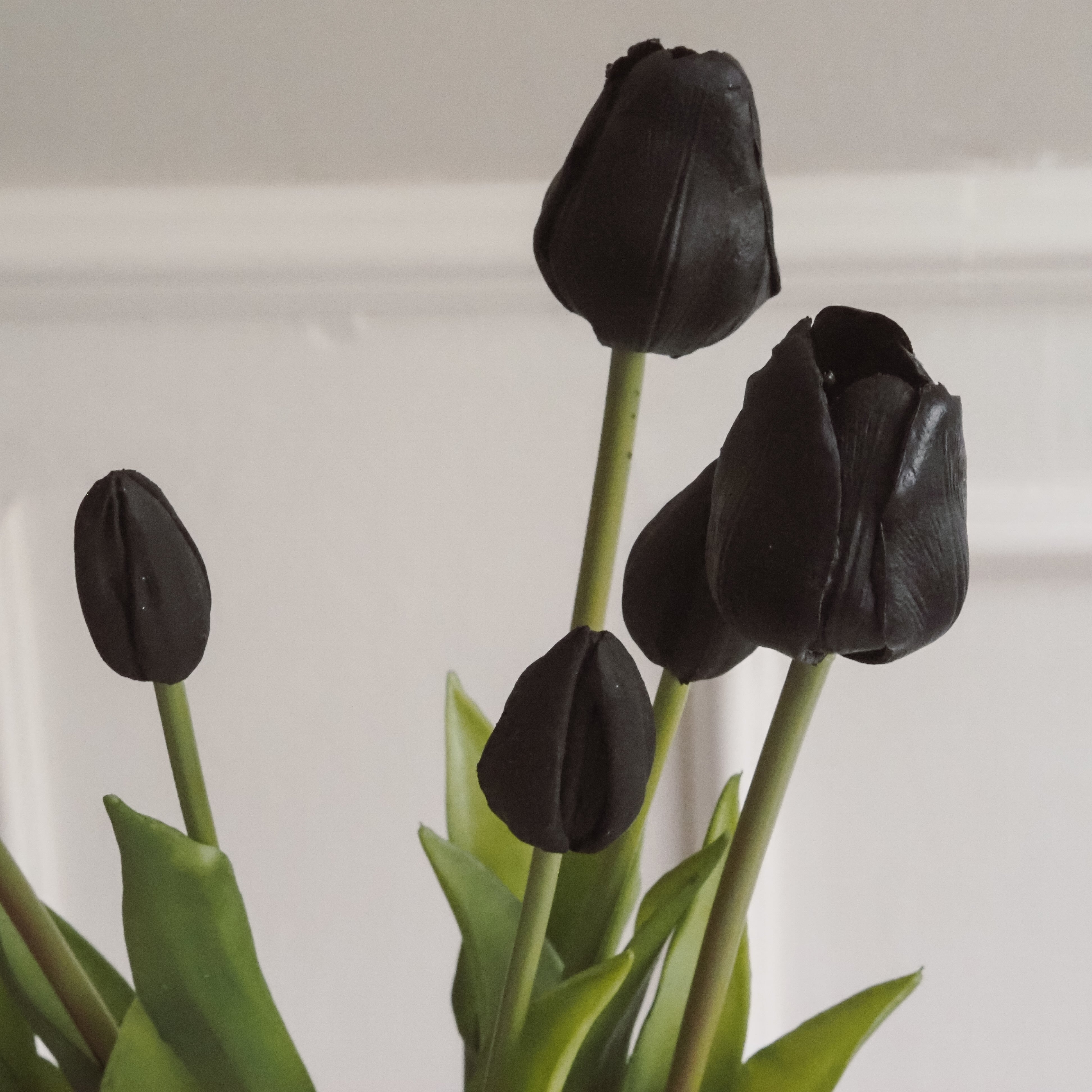 Tulpenbund in schwarz · Schwarze Kunstblumen Tulpen · 7 Stiele Bund