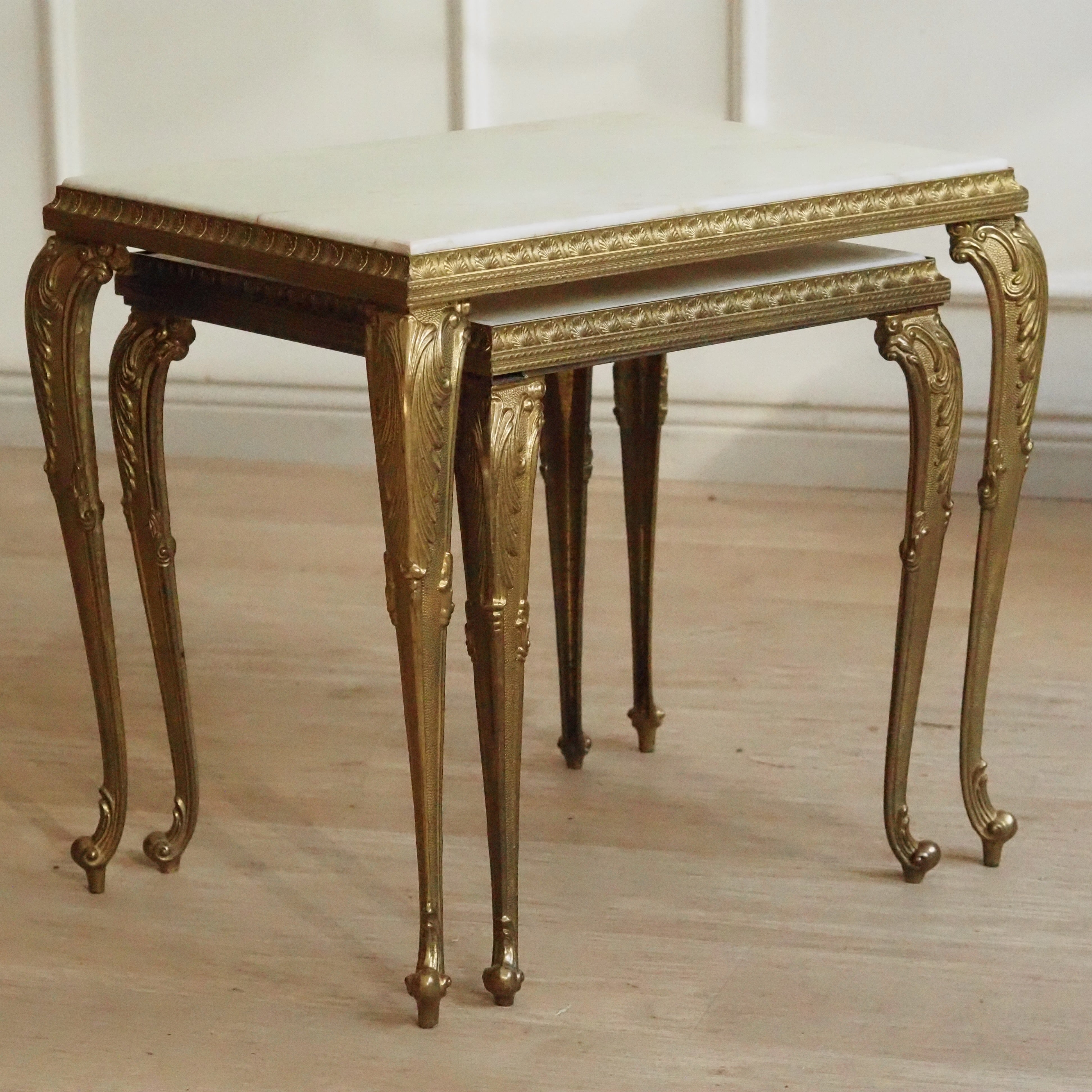 Satztische Messing Marmor, Louis XV Stil, um 1950–1960