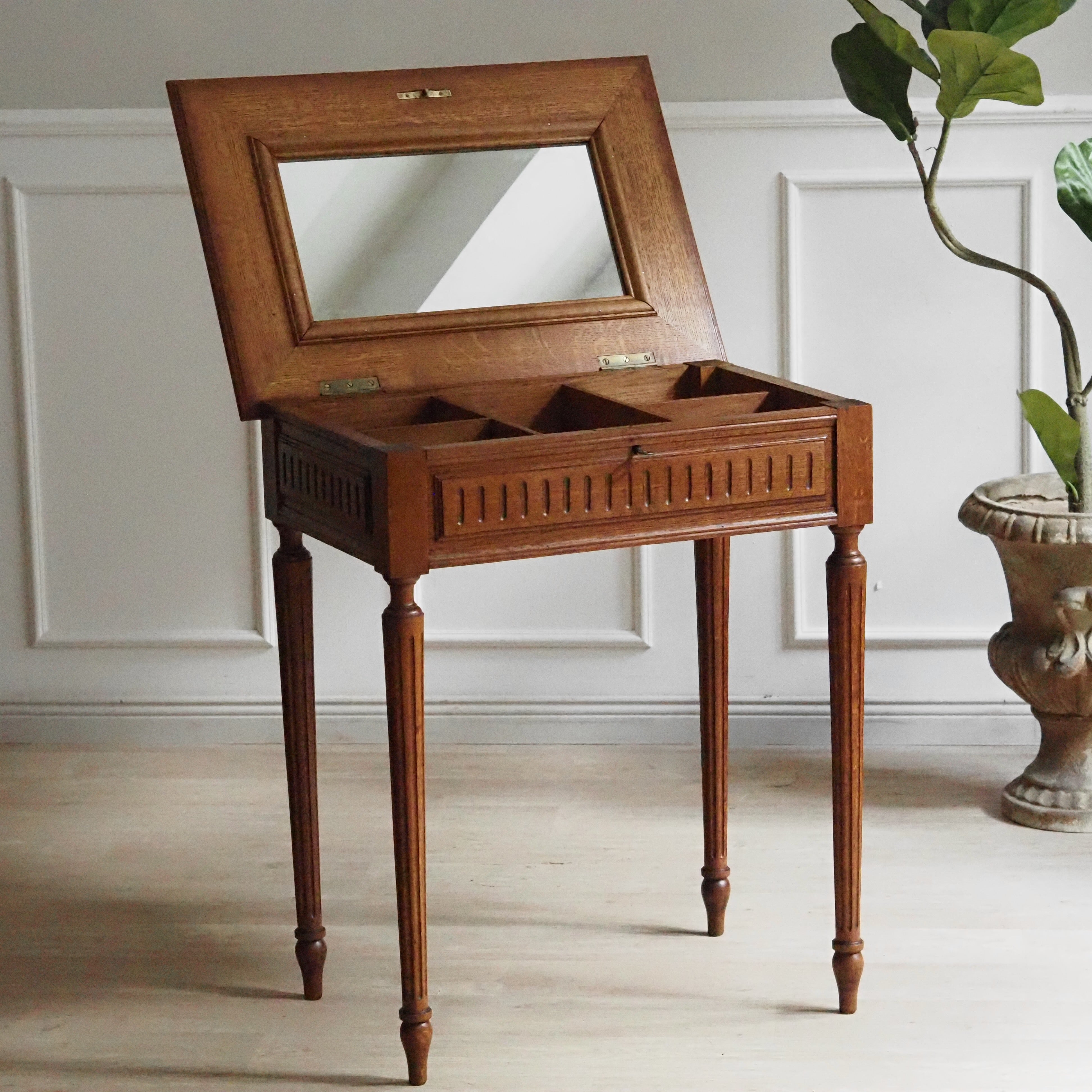 Beistelltisch Louis XVI Stil mit Spiegel und Fächern, Eiche um 1900
