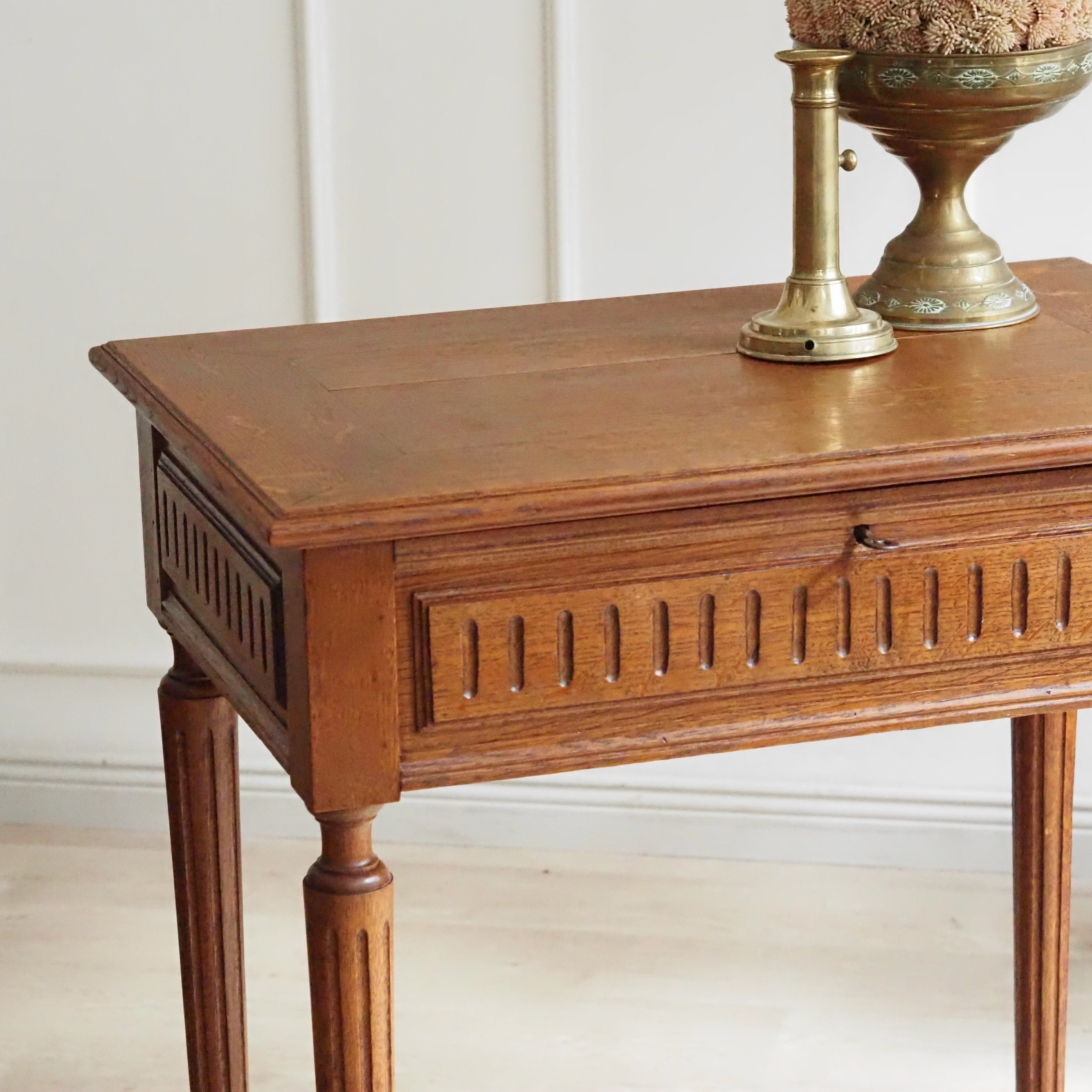 Beistelltisch Louis XVI Stil mit Spiegel und Fächern, Eiche um 1900