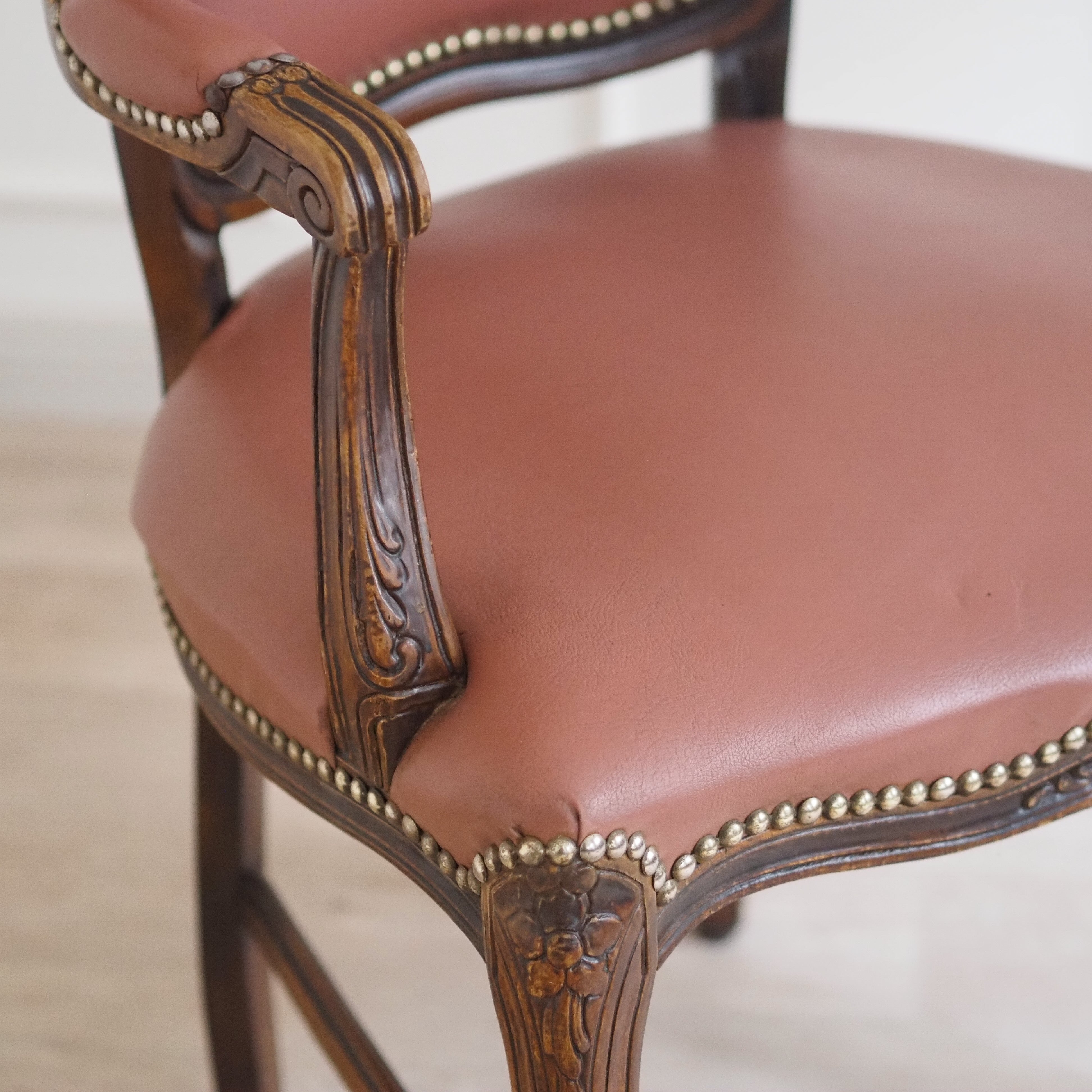 Armlehnstuhl im Louis-XV-Stil, Fauteuil mit Nietenbesatz, Frankreich um 1920