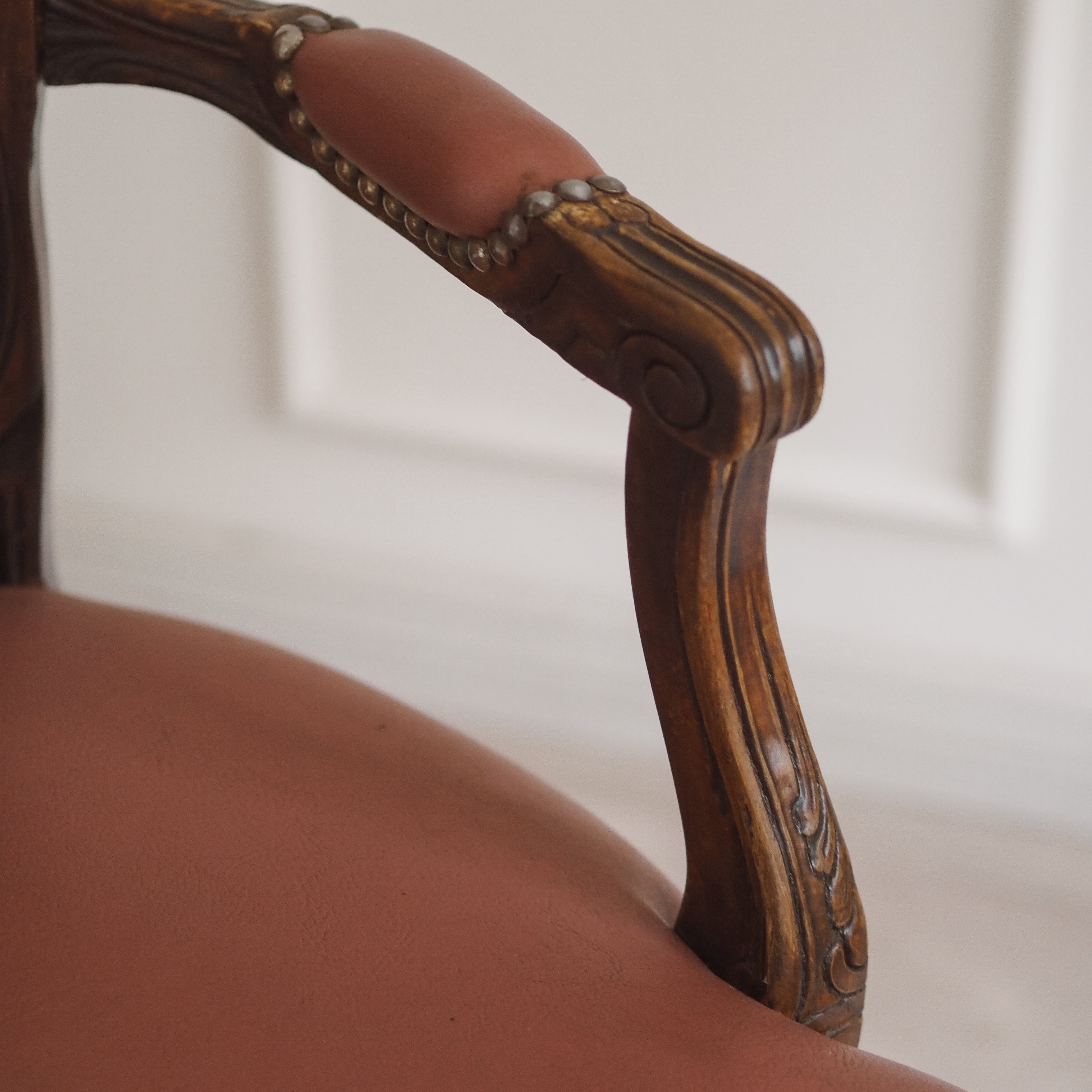 Armlehnstuhl im Louis-XV-Stil, Fauteuil mit Nietenbesatz, Frankreich um 1920