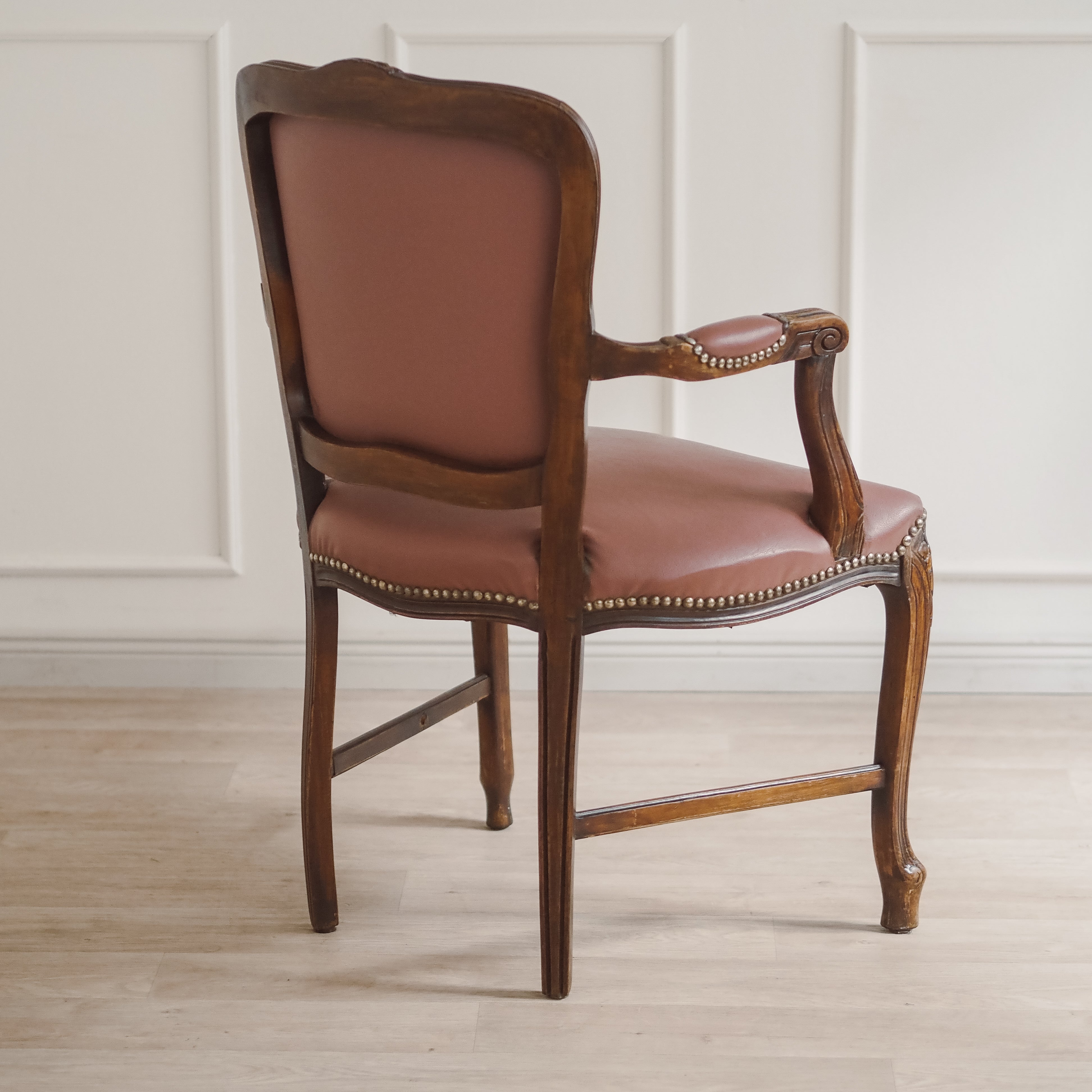 Armlehnstuhl im Louis-XV-Stil, Fauteuil mit Nietenbesatz, Frankreich um 1920