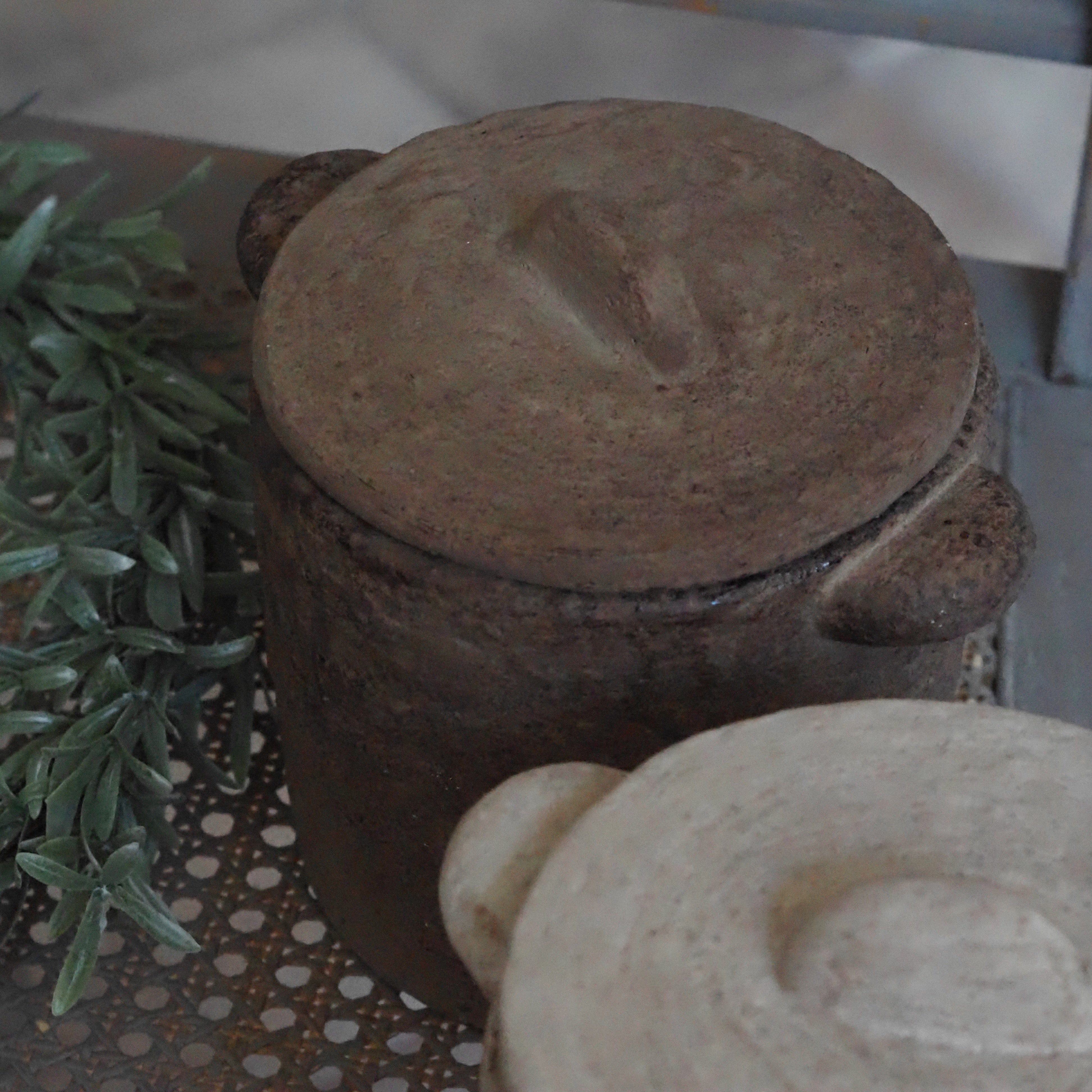 Tonkrug mit Deckel · Unglasiertes Steingut, seitliche Griffe