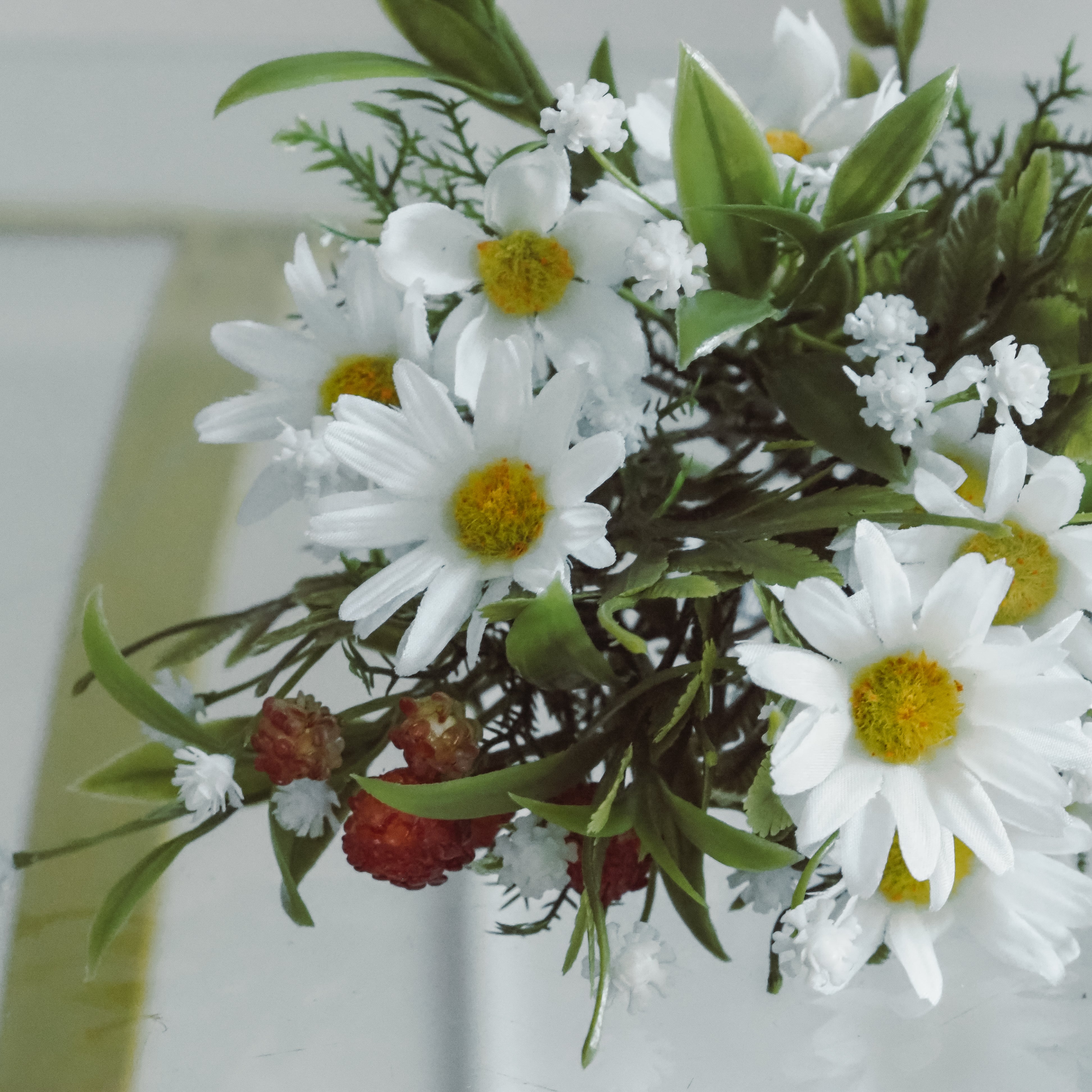 Margeritenstrauß mit Beeren · floraler Dekozweig in naturbezogener Form