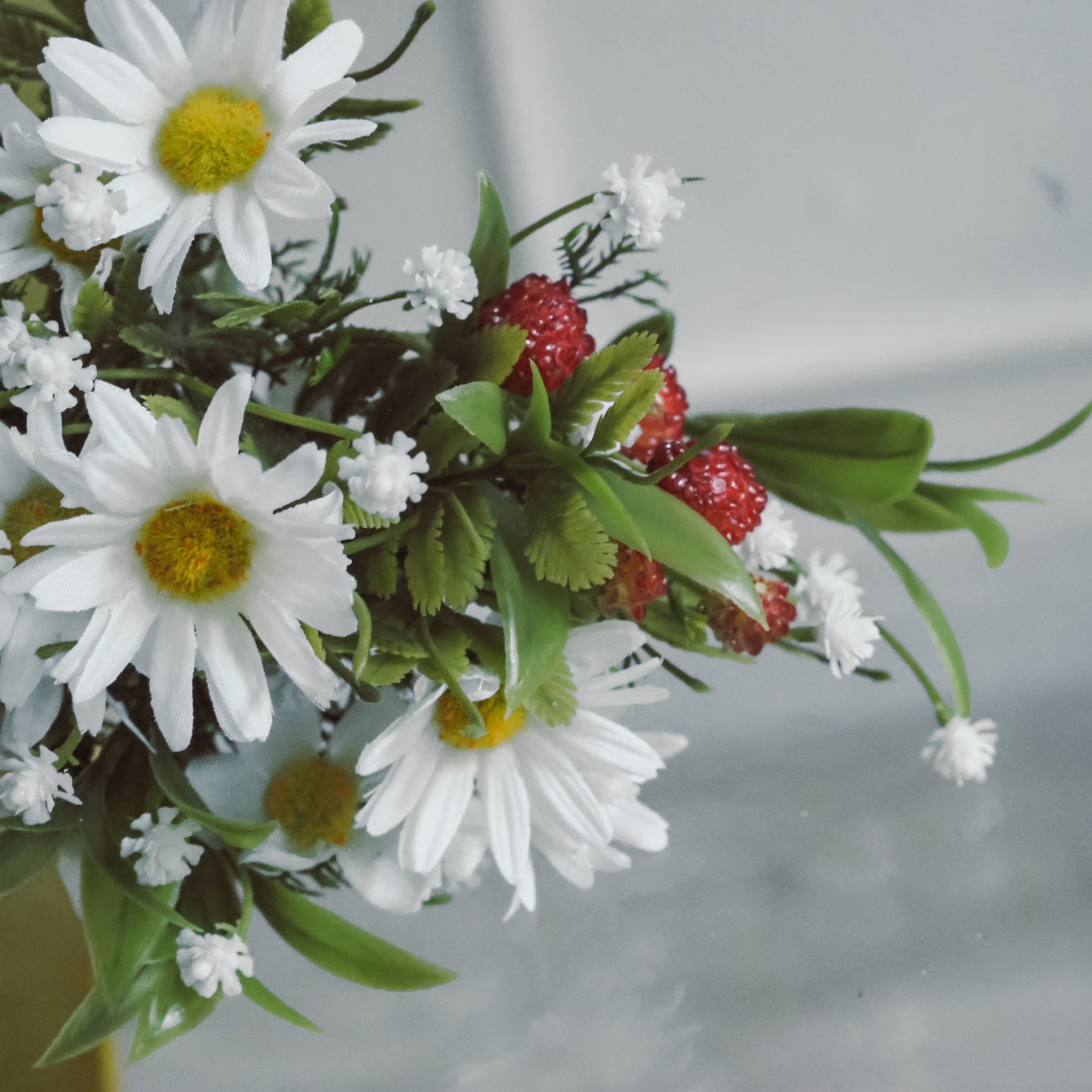 Margeritenstrauß mit Beeren · floraler Dekozweig in naturbezogener Form