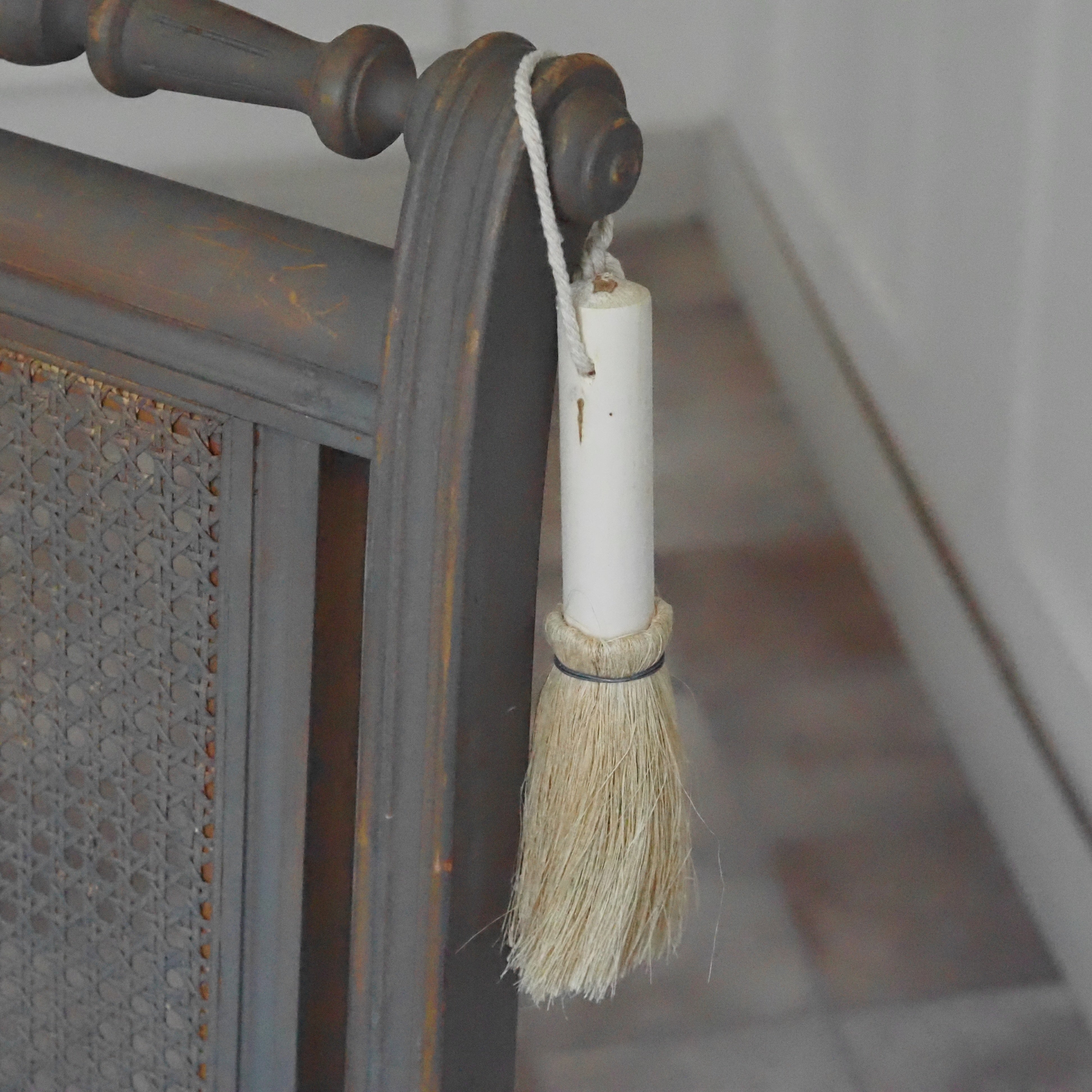 Holzbürste Weiß · Dekobürste mit Kordelschlaufe im Landhausstil