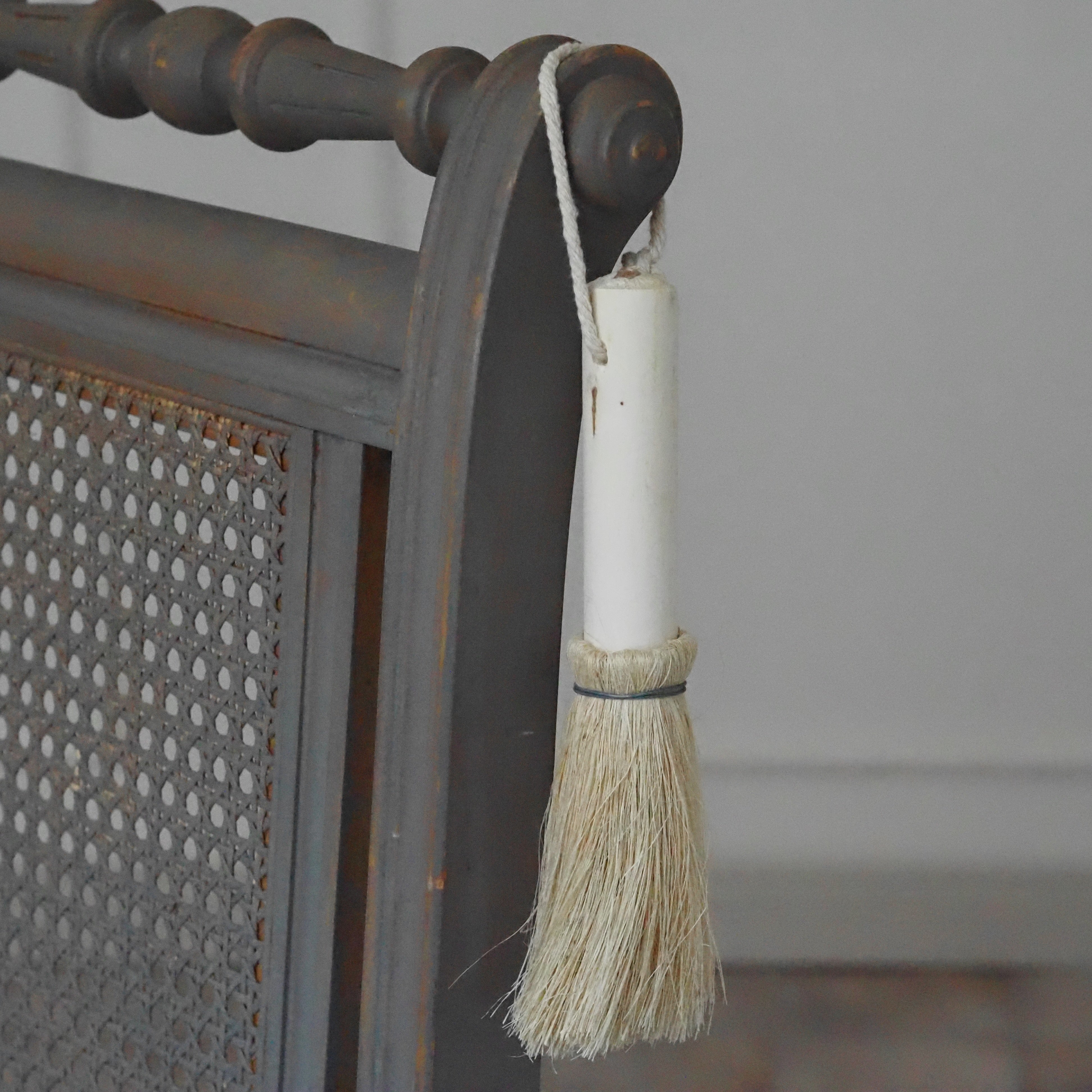 Holzbürste Weiß · Dekobürste mit Kordelschlaufe im Landhausstil