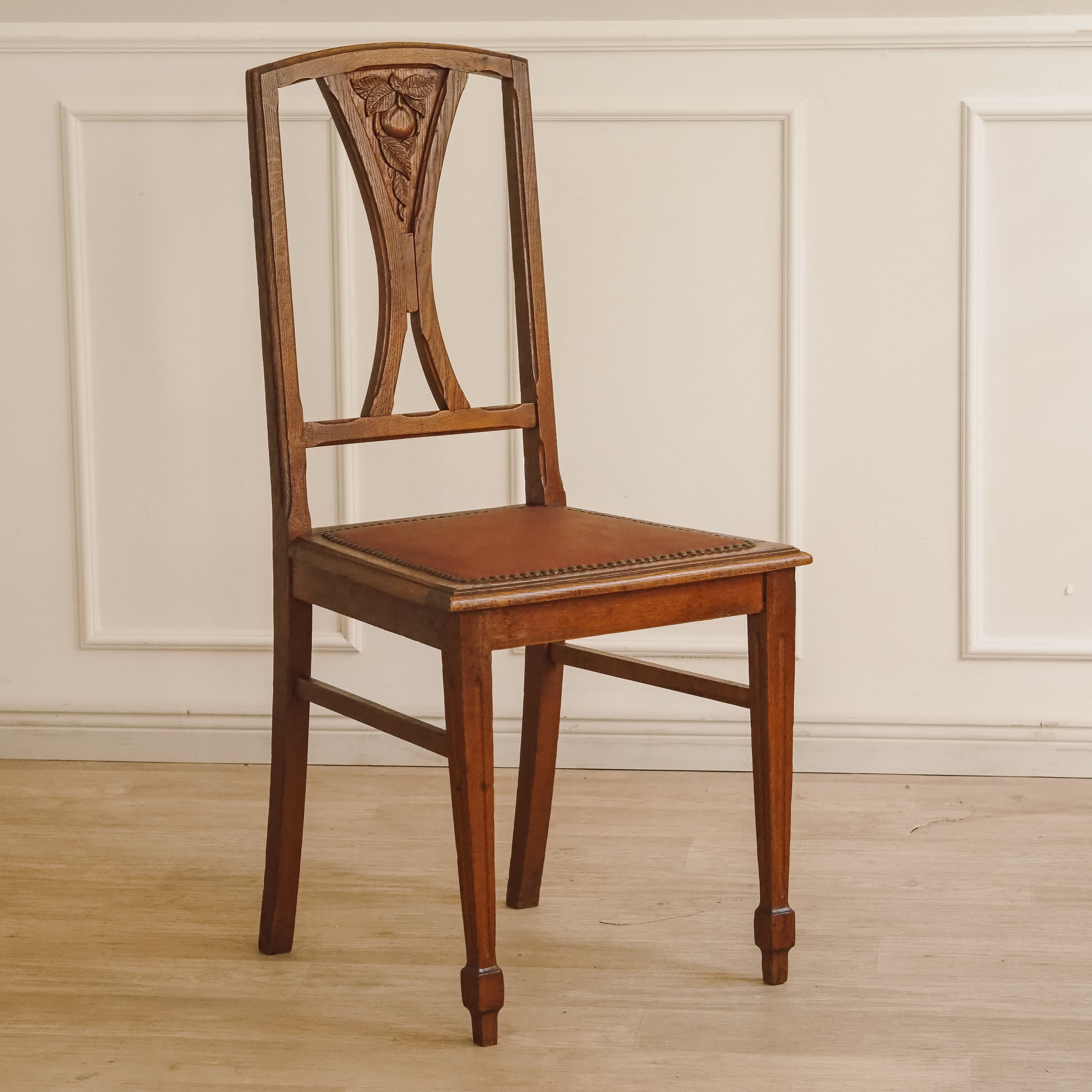 Jugendstil Stuhl mit geschnitztem Obstmotiv um 1900