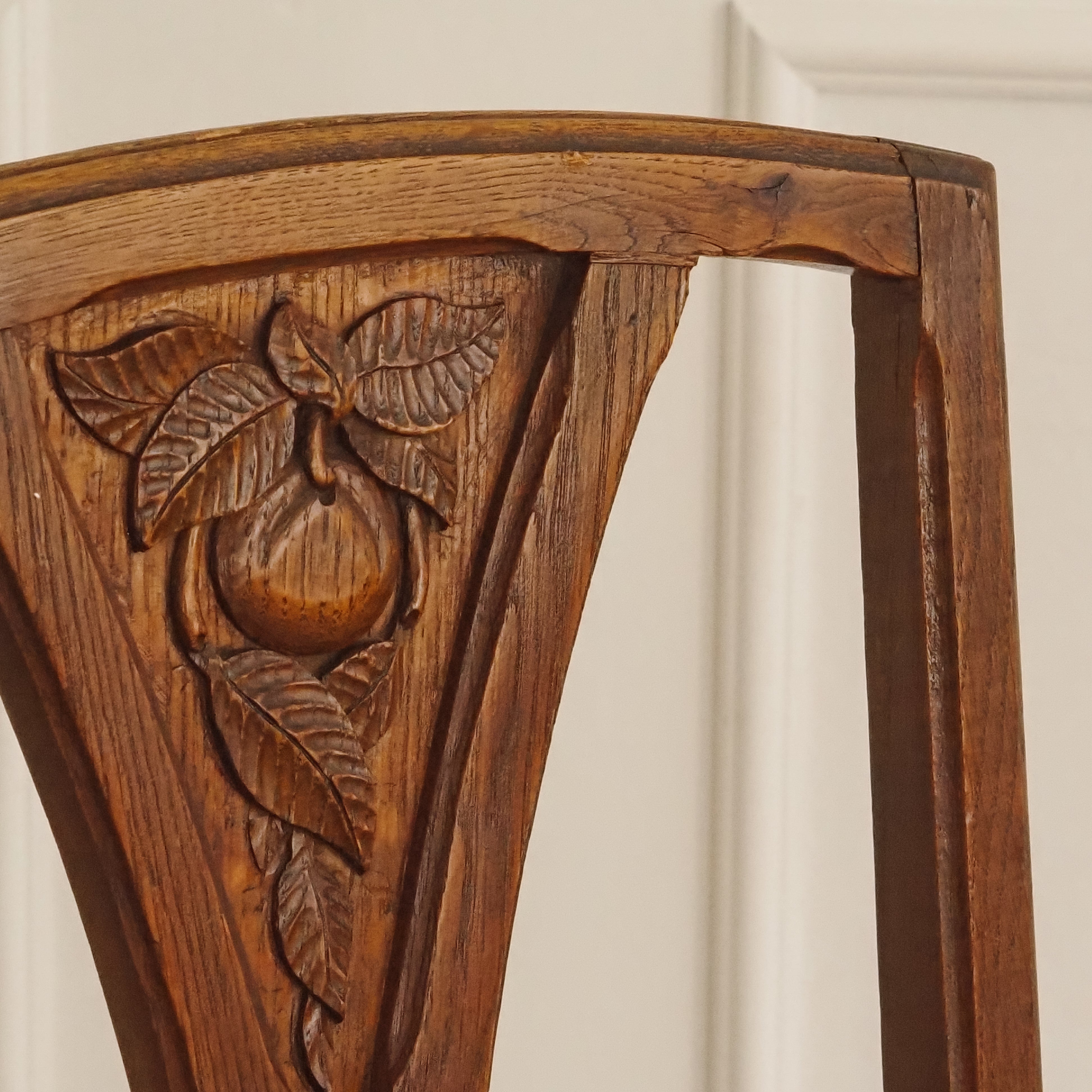 Jugendstil Stuhl mit geschnitztem Obstmotiv um 1900