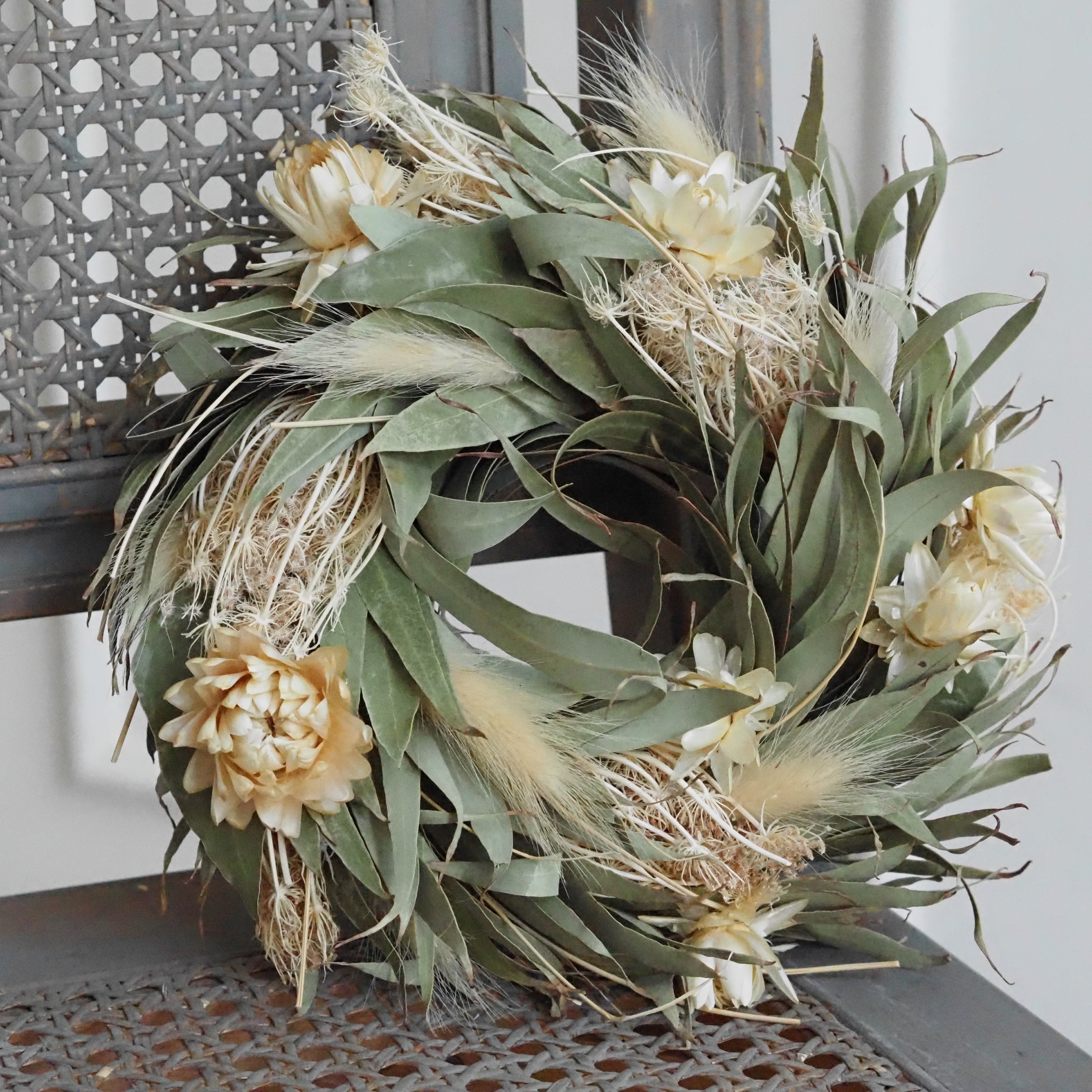 Dekokranz Naturtöne · Eukalyptus- und Strohblumenoptik