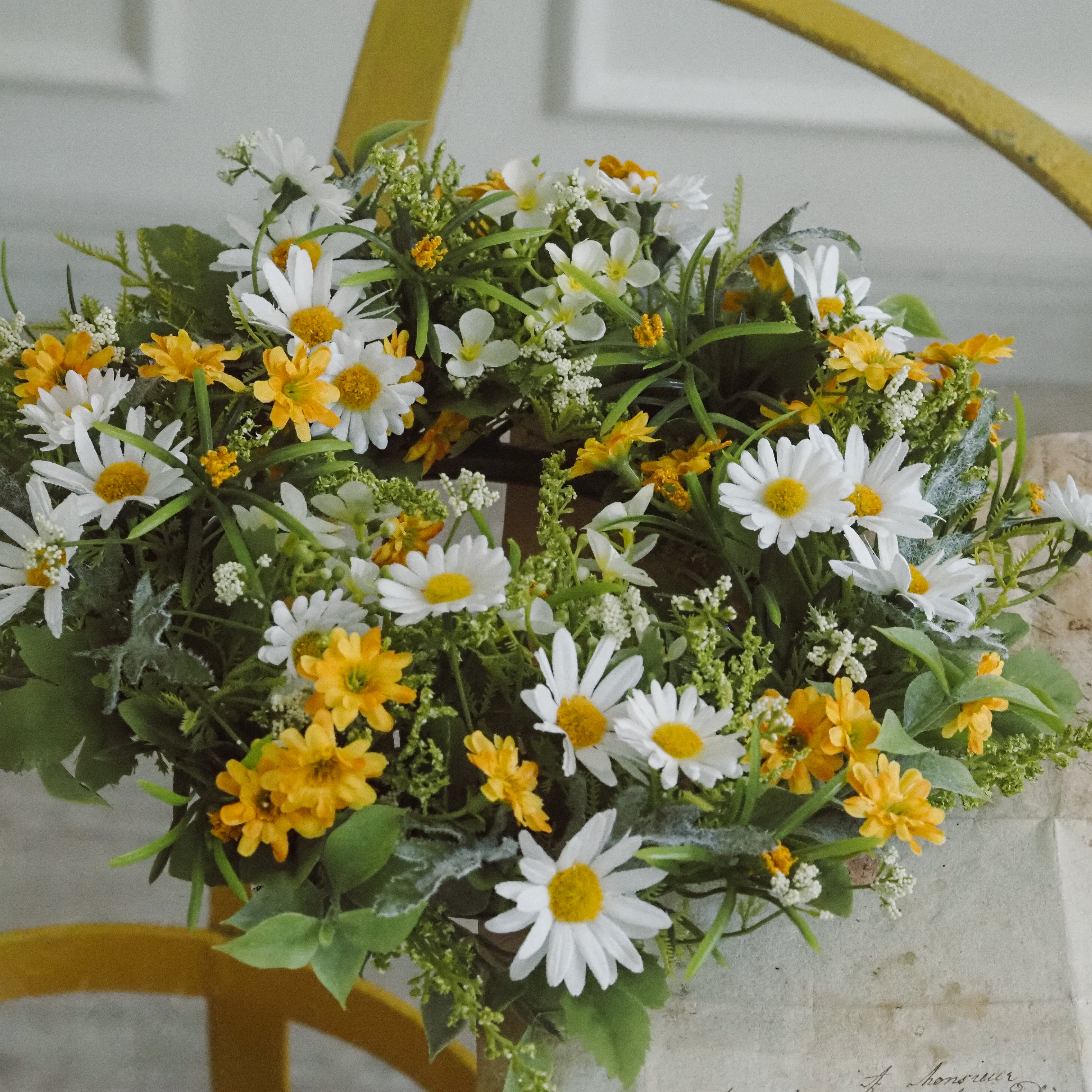 Gänseblümchen-Blütenring · creme-gelb · florale Tischdekoration