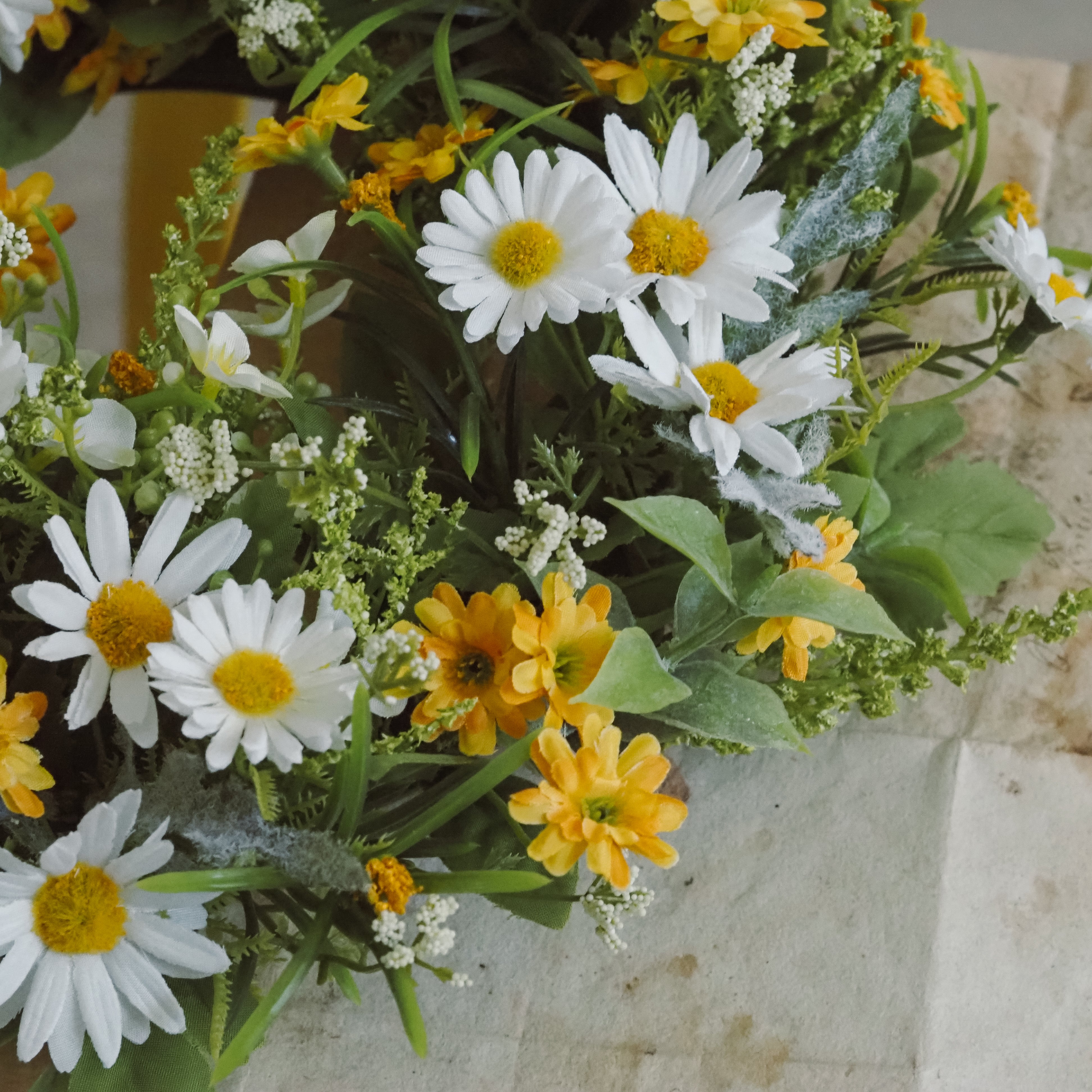 Gänseblümchen-Blütenring · creme-gelb · florale Tischdekoration