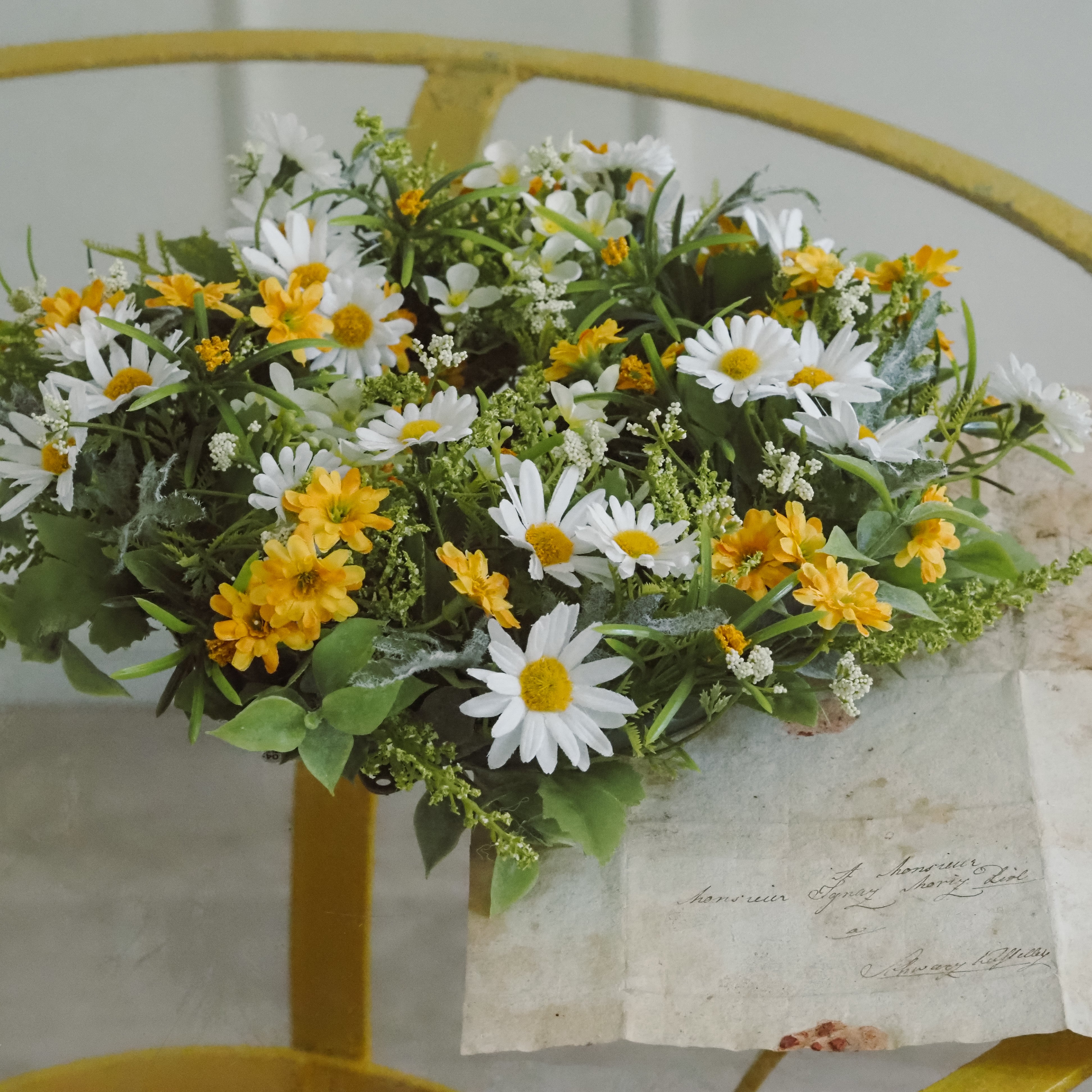 Gänseblümchen-Blütenring · creme-gelb · florale Tischdekoration