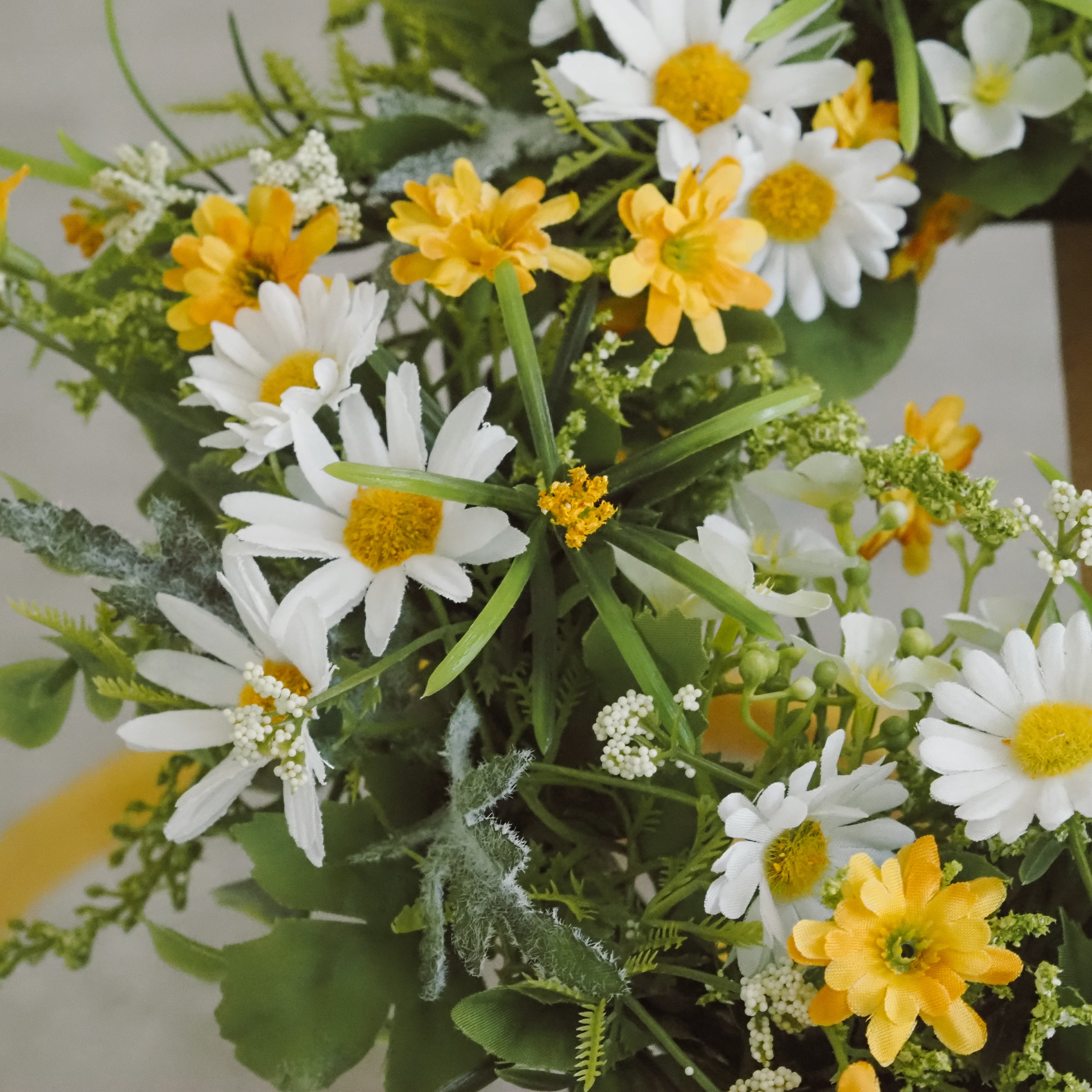 Gänseblümchen-Blütenring · creme-gelb · florale Tischdekoration