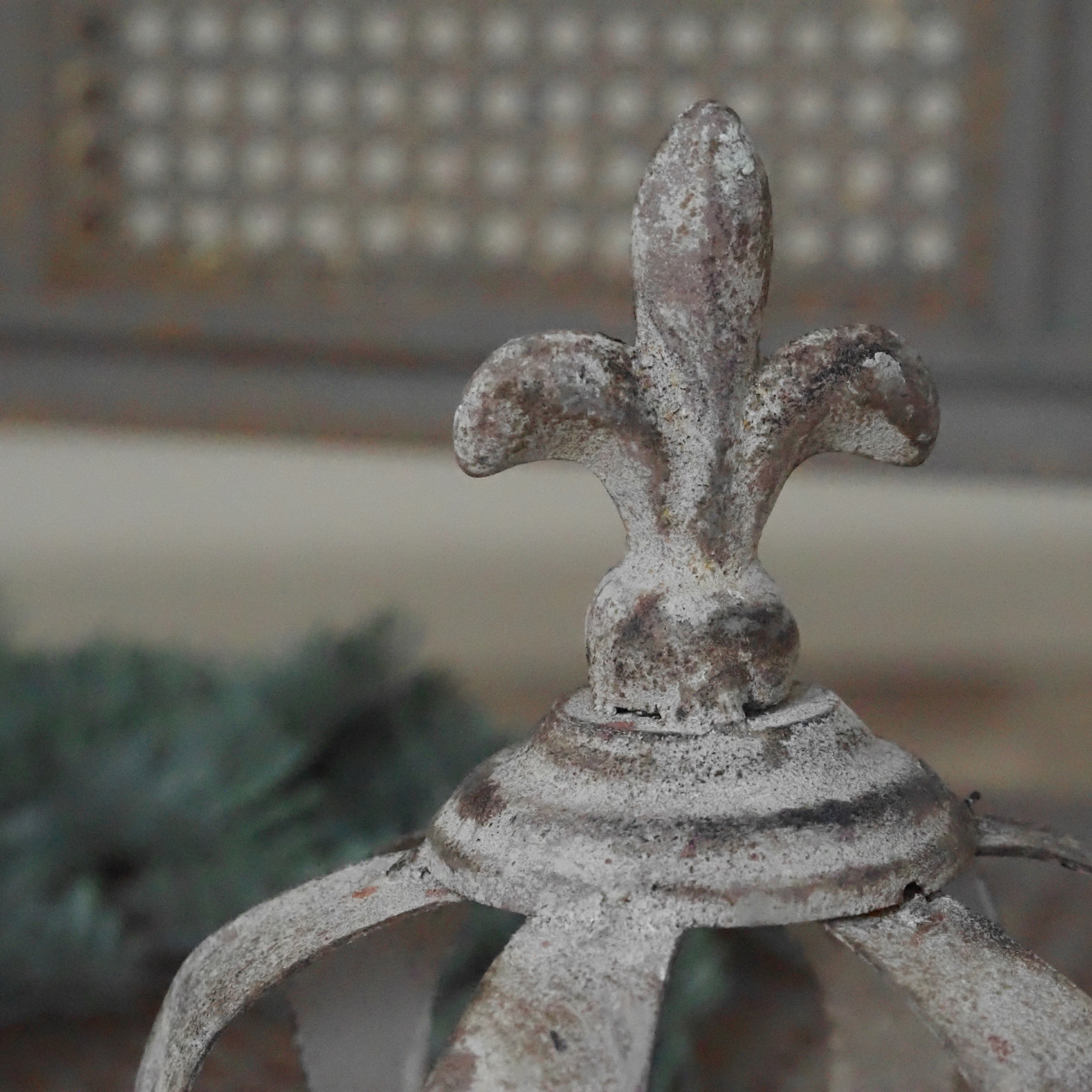 Dekokrone Weiß · Metallkrone mit Lilienspitze im Barockstil