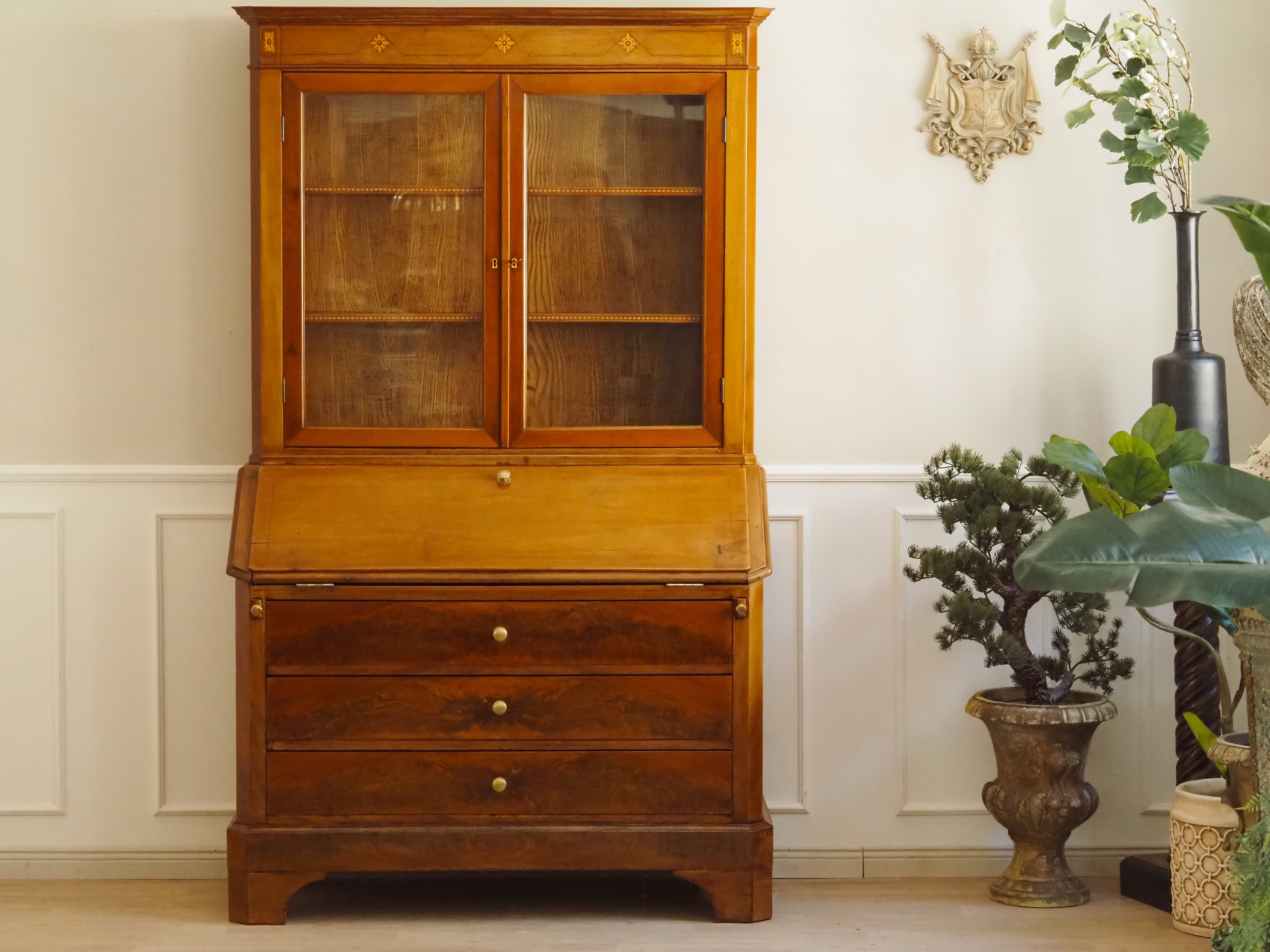 Sekretär mit Aufsatzvitrine um 1900