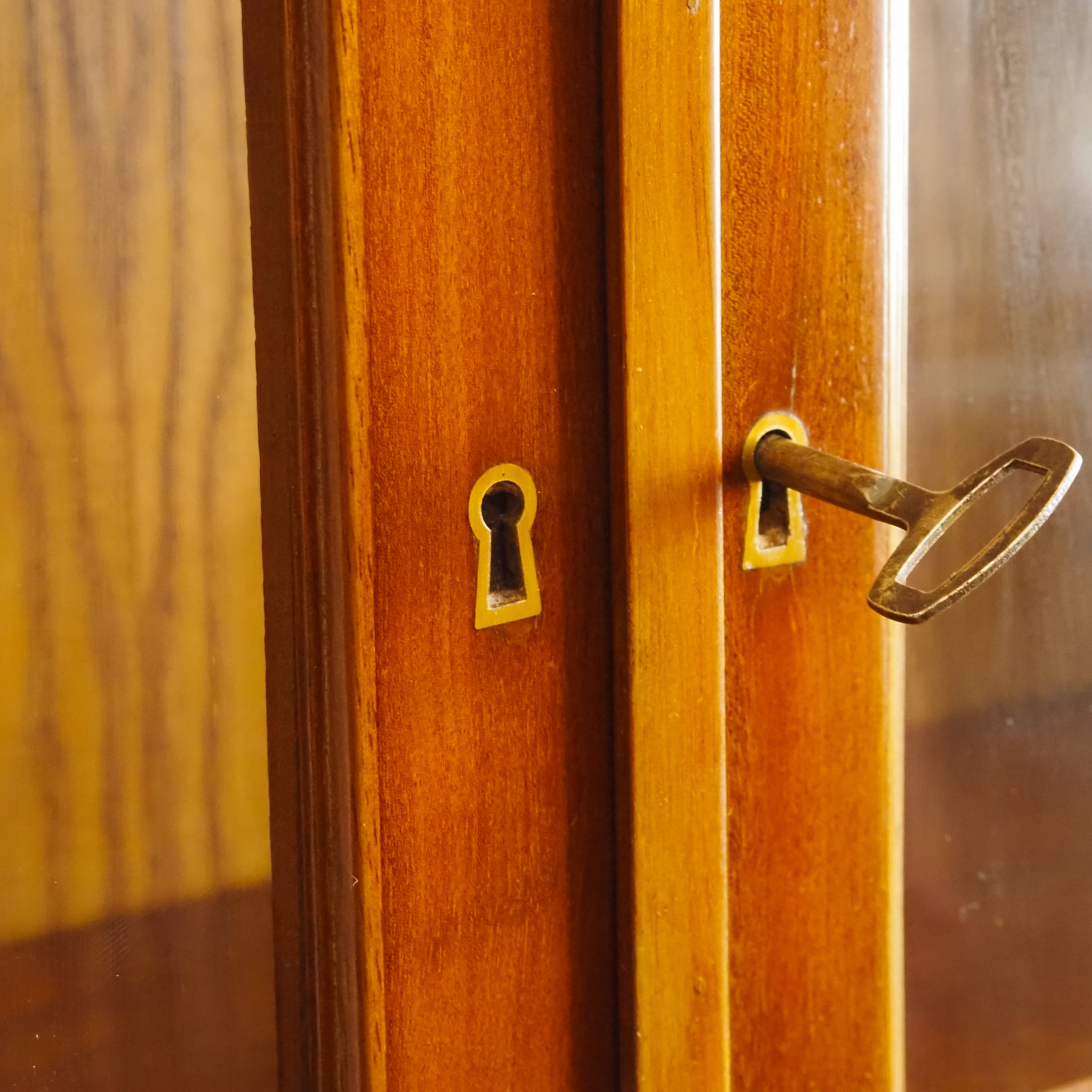 Sekretär mit Aufsatzvitrine um 1900