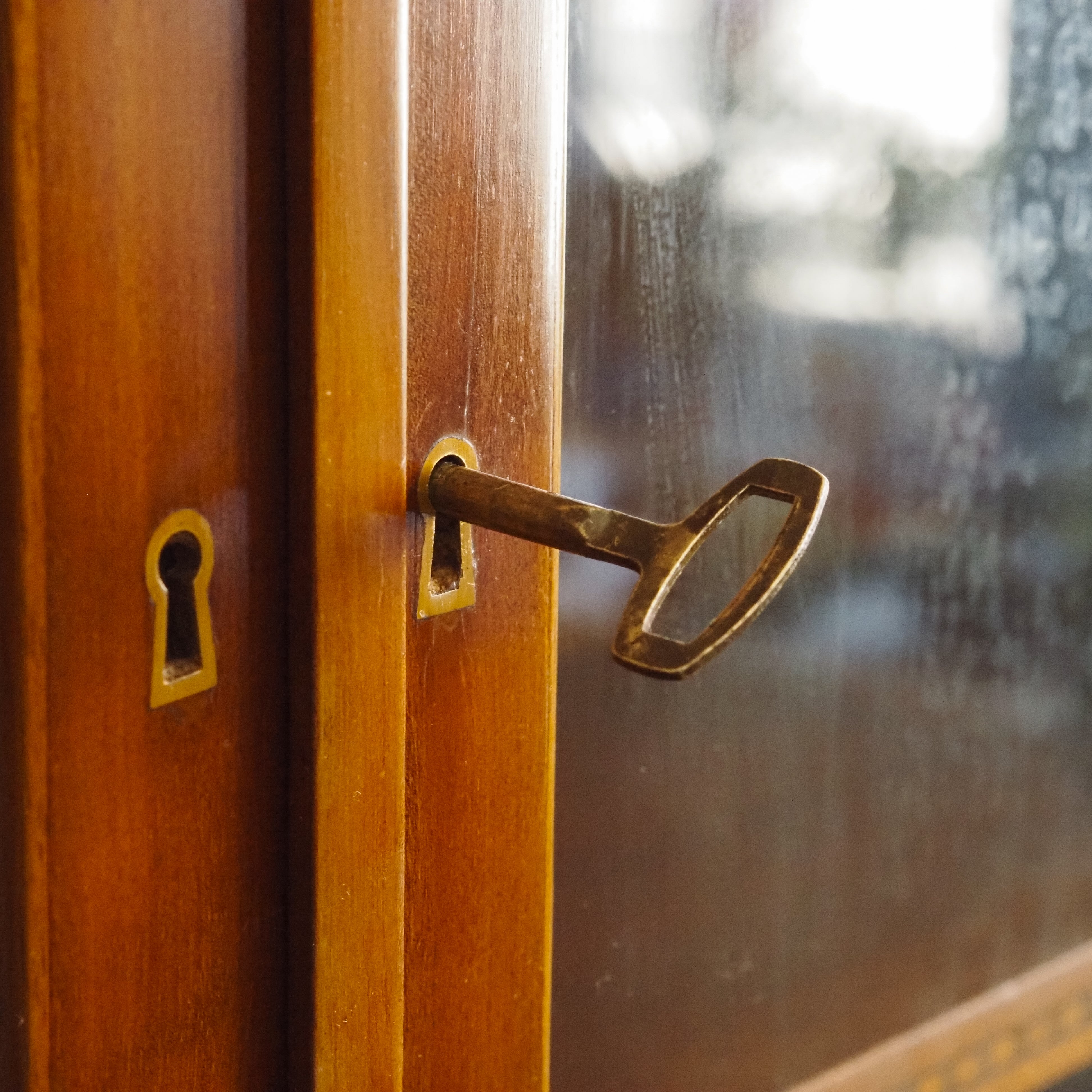 Sekretär mit Aufsatzvitrine um 1900