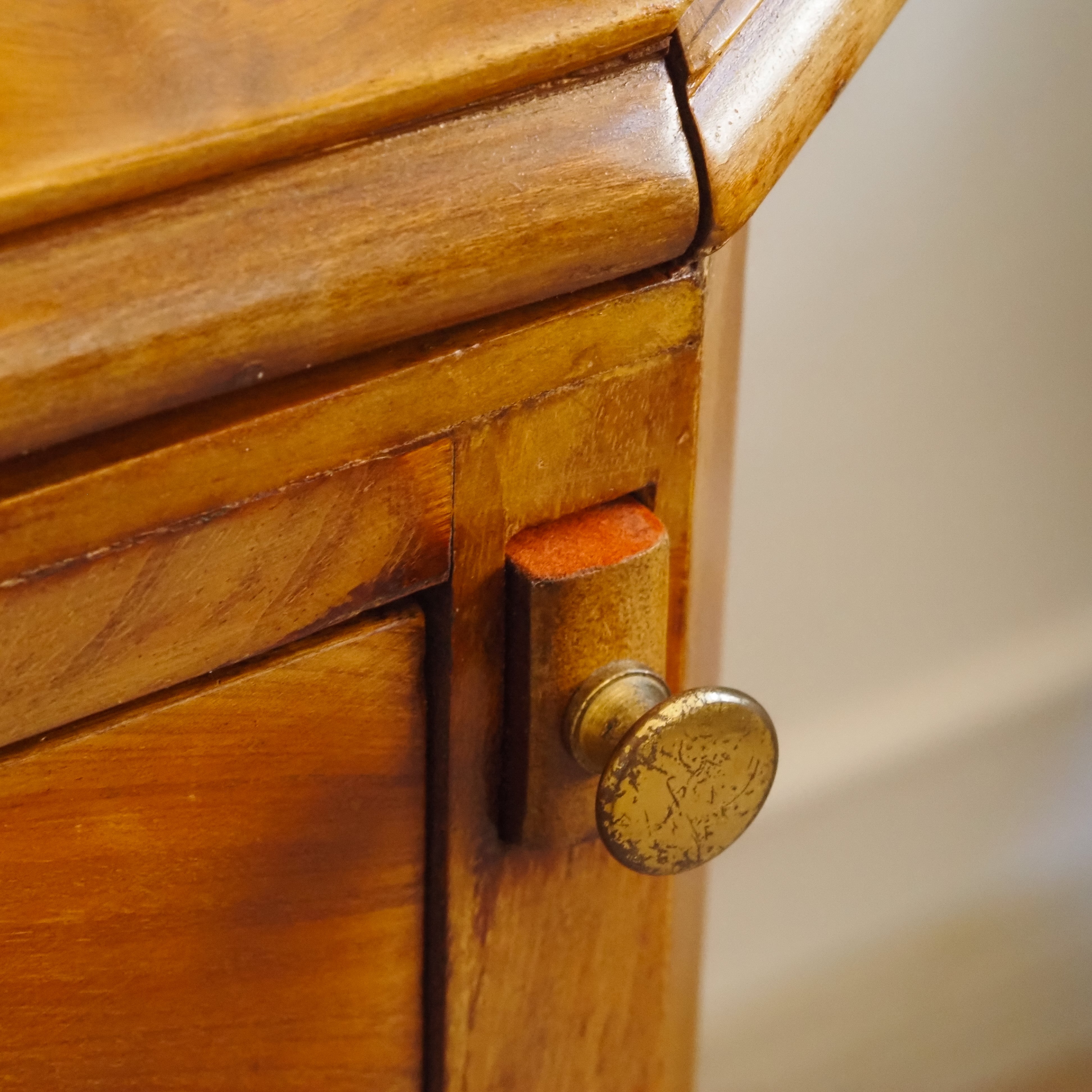 Sekretär mit Aufsatzvitrine um 1900