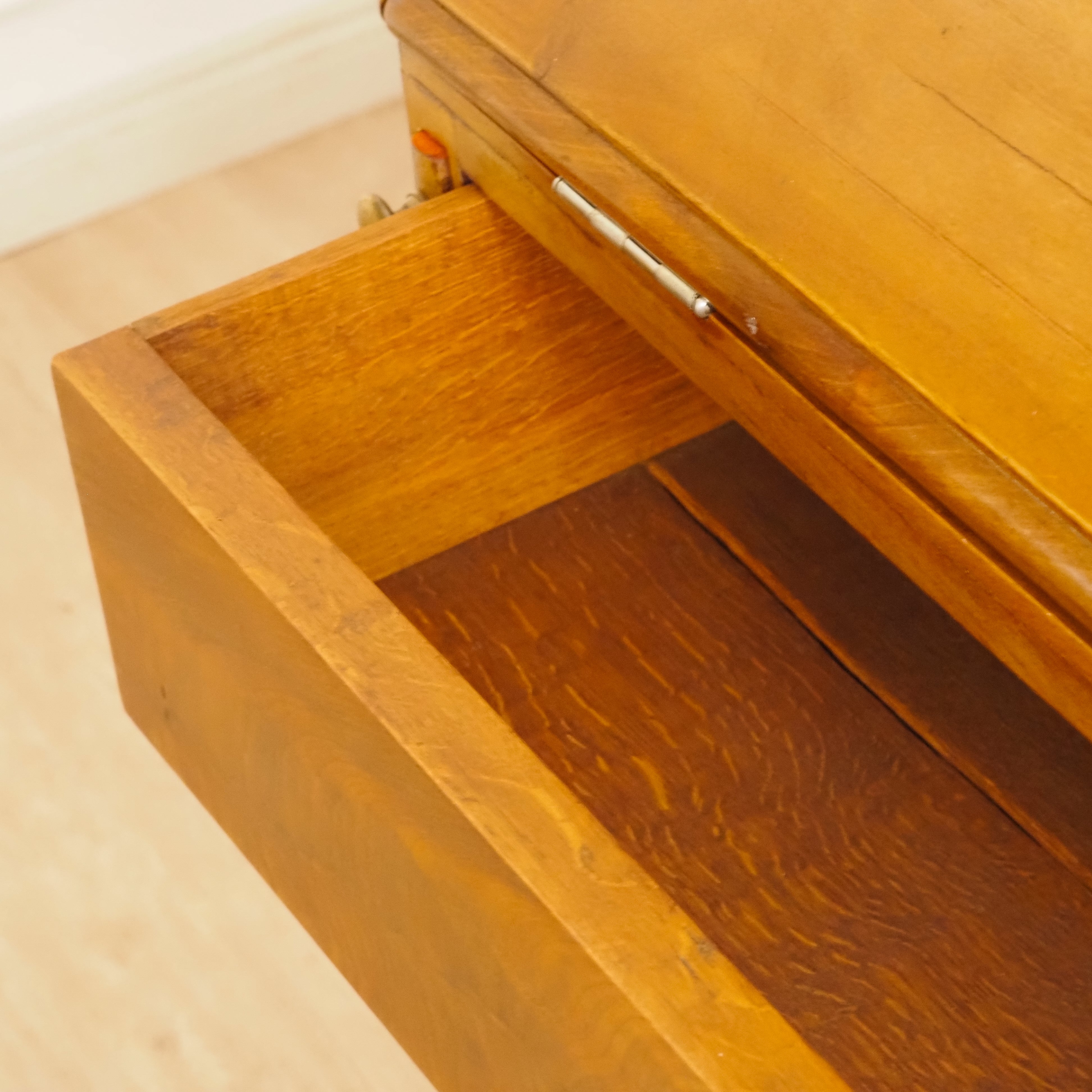 Sekretär mit Aufsatzvitrine um 1900