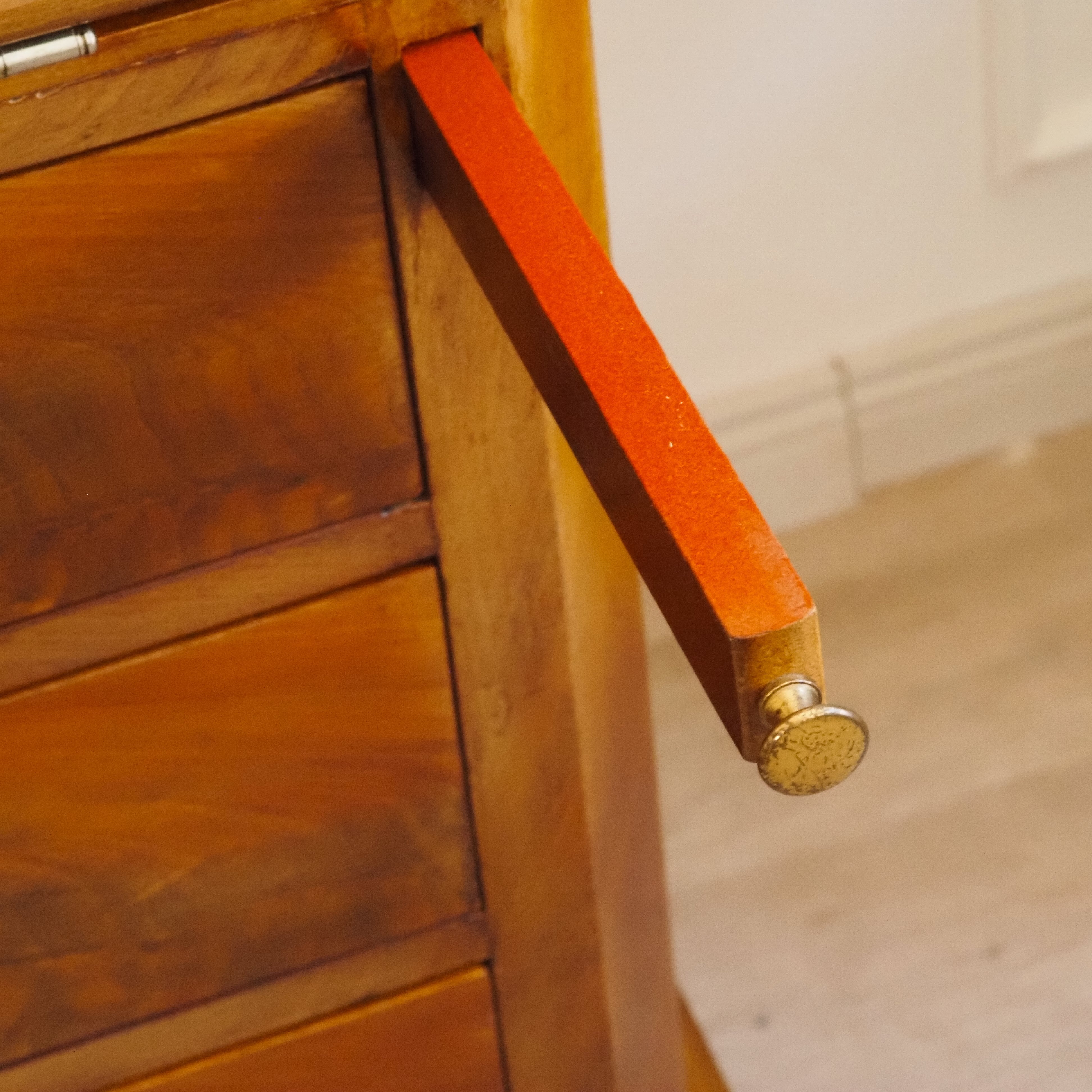 Sekretär mit Aufsatzvitrine um 1900