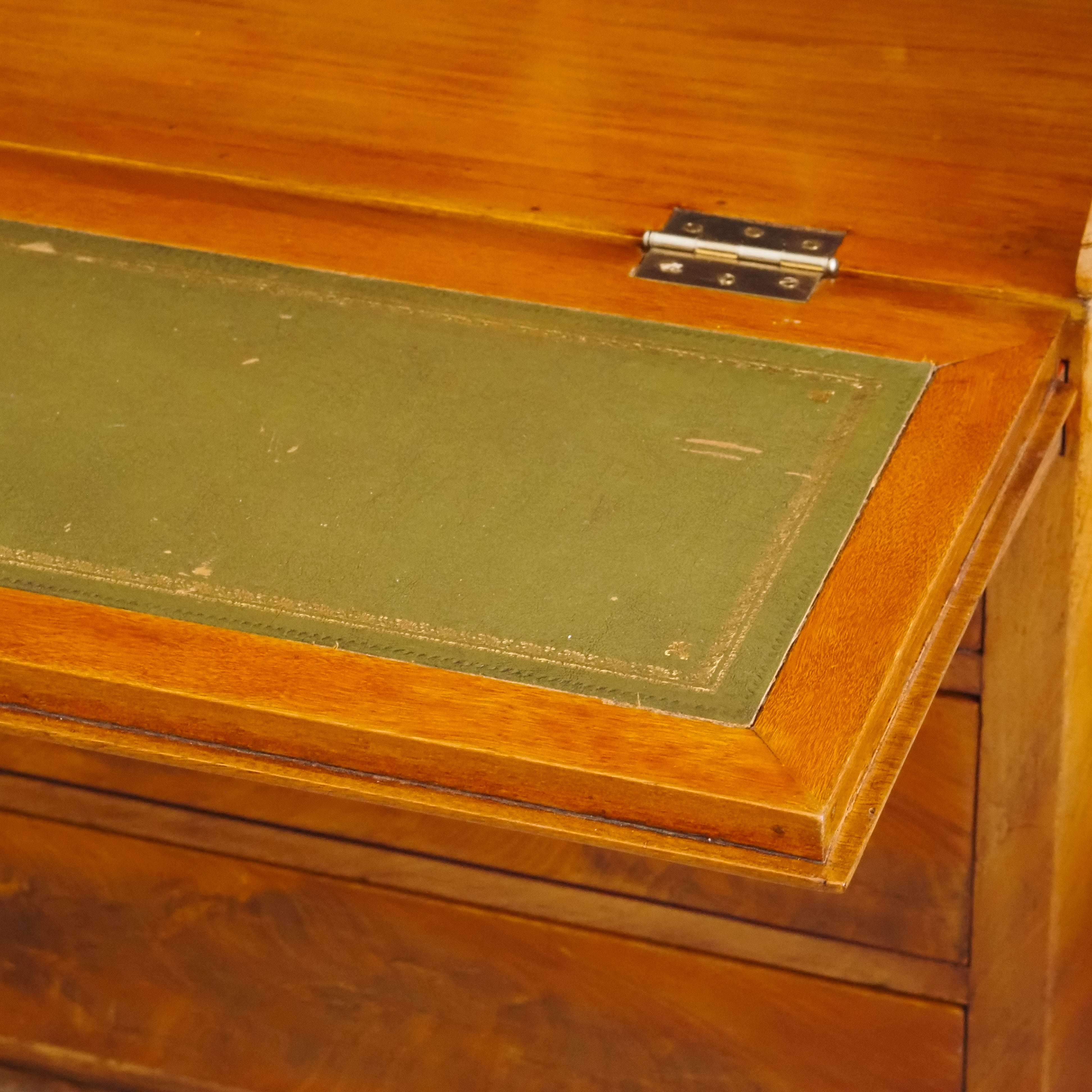 Sekretär mit Aufsatzvitrine um 1900