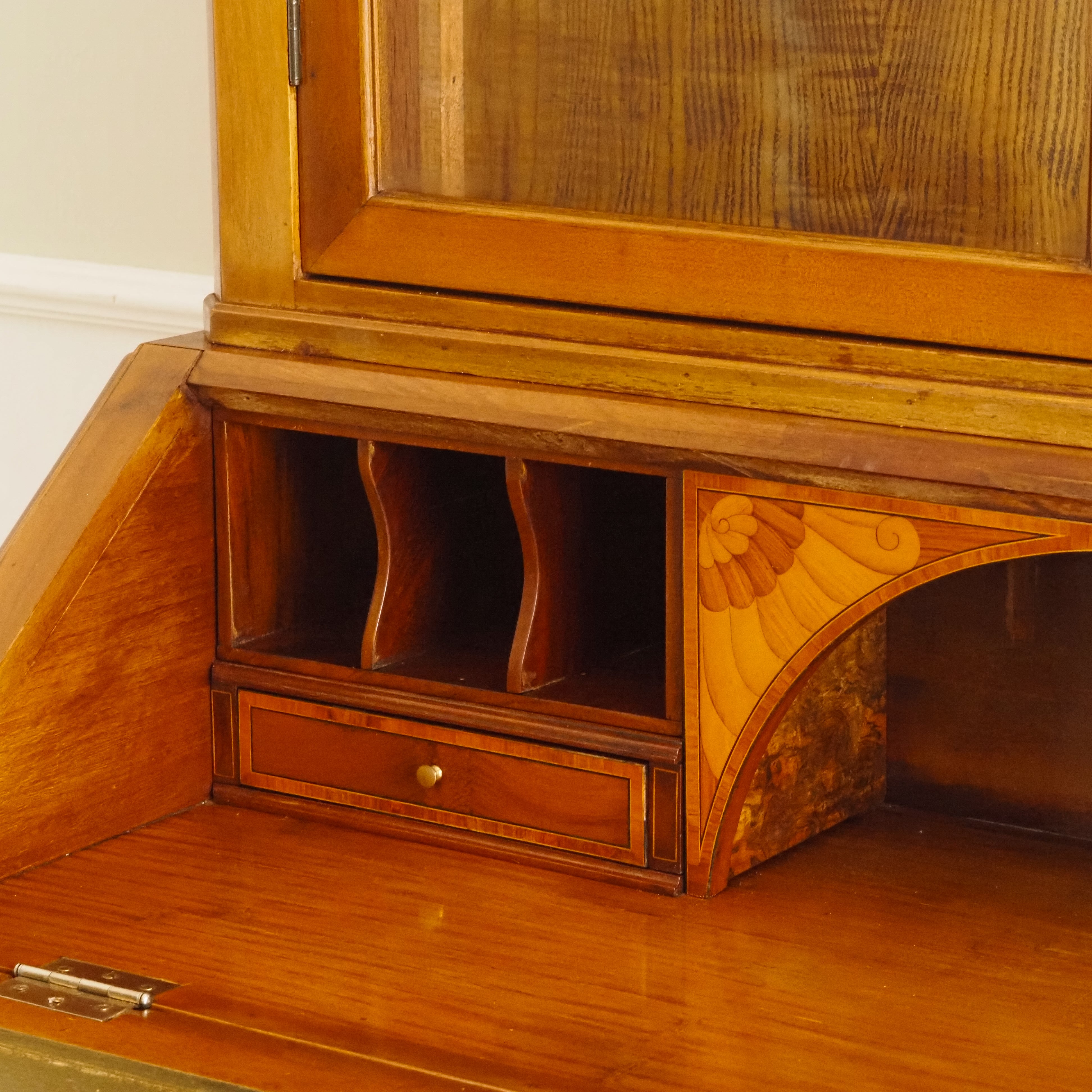 Sekretär mit Aufsatzvitrine um 1900