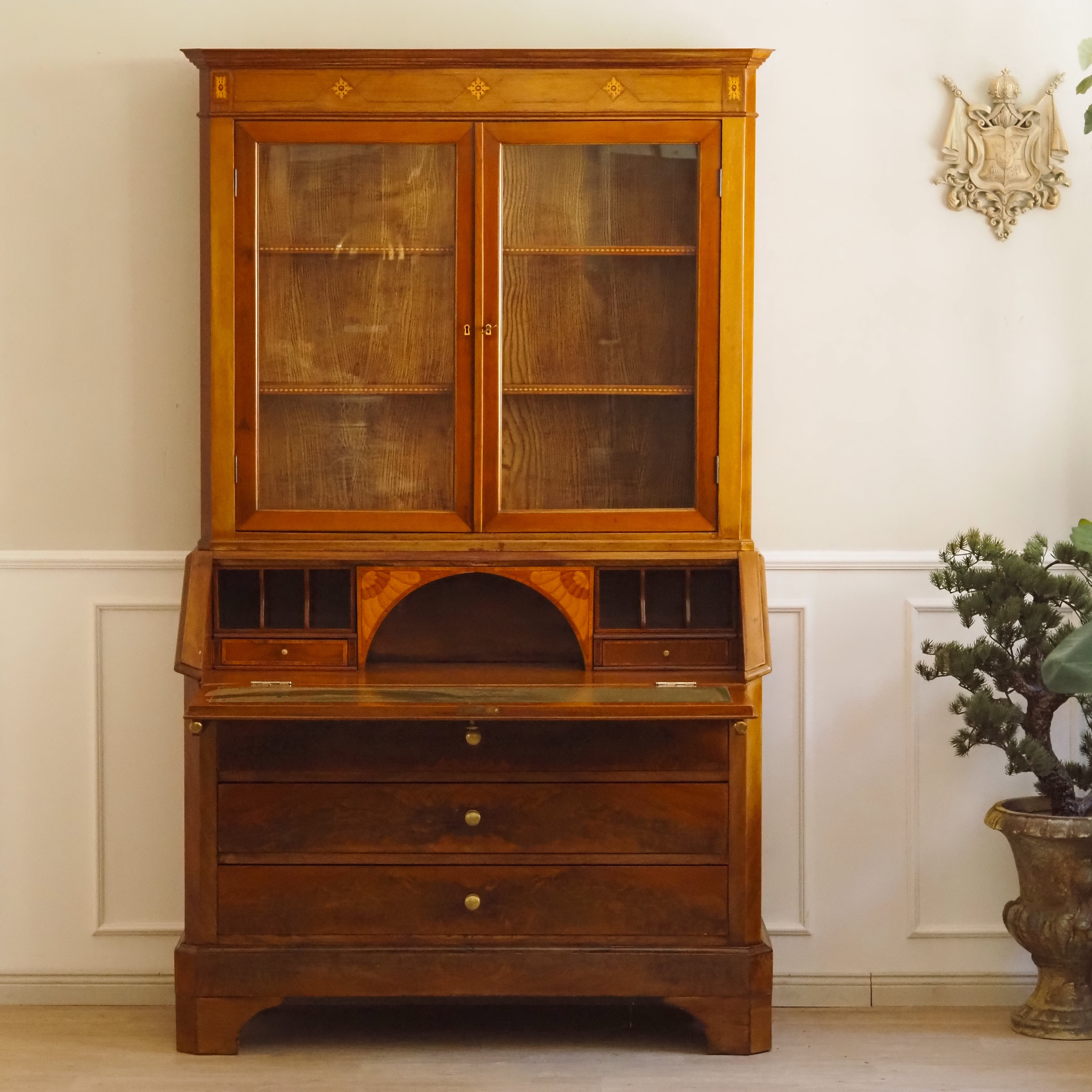 Sekretär mit Aufsatzvitrine um 1900