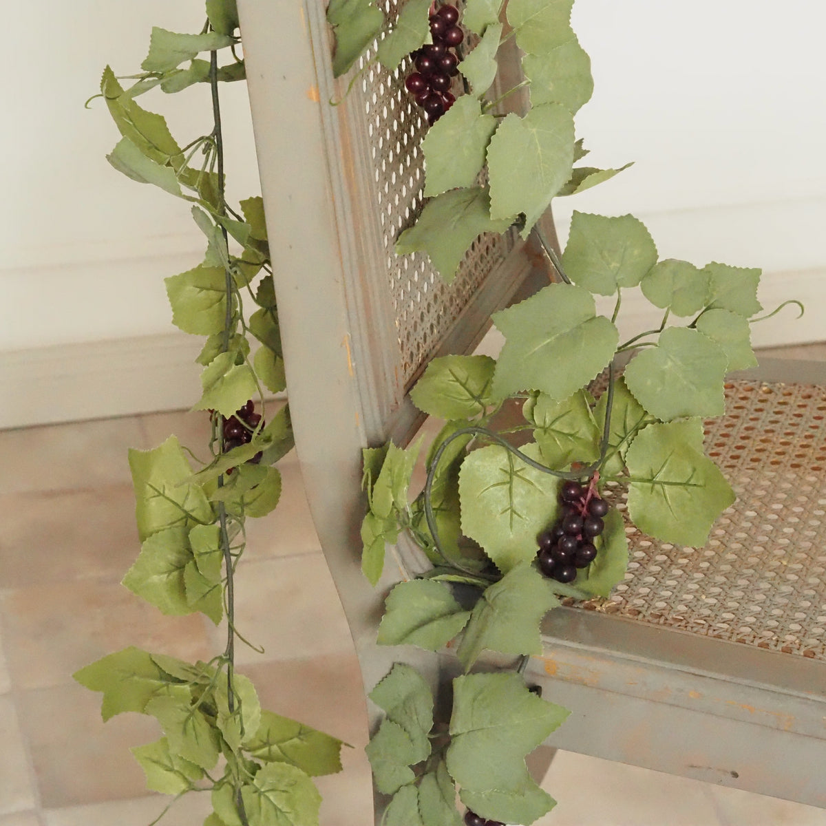 Weinlaubgirlande Grün · Beerentrauben Burgunderton