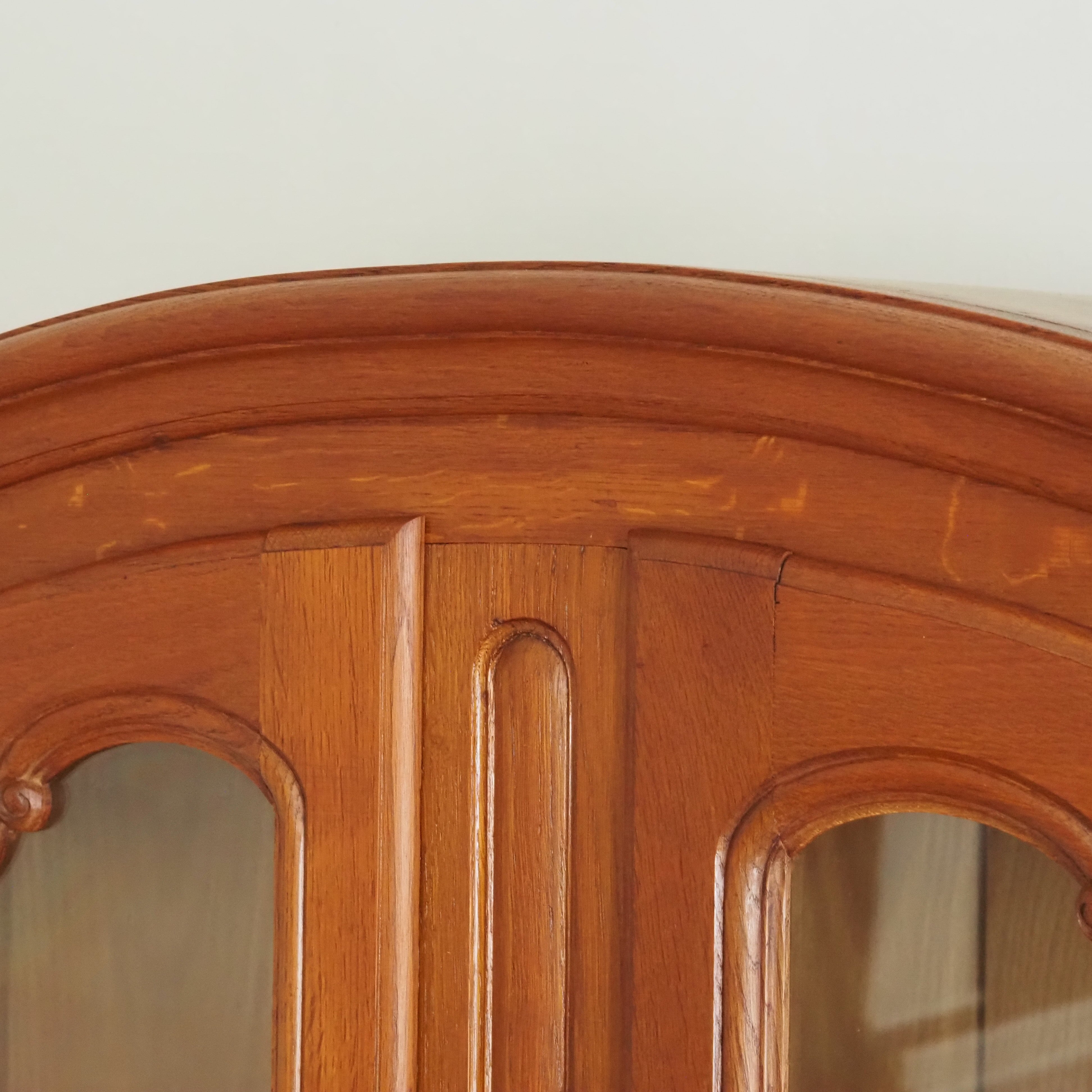 Vitrinenschrank aus Eiche mit Glasfront im französischen Stil