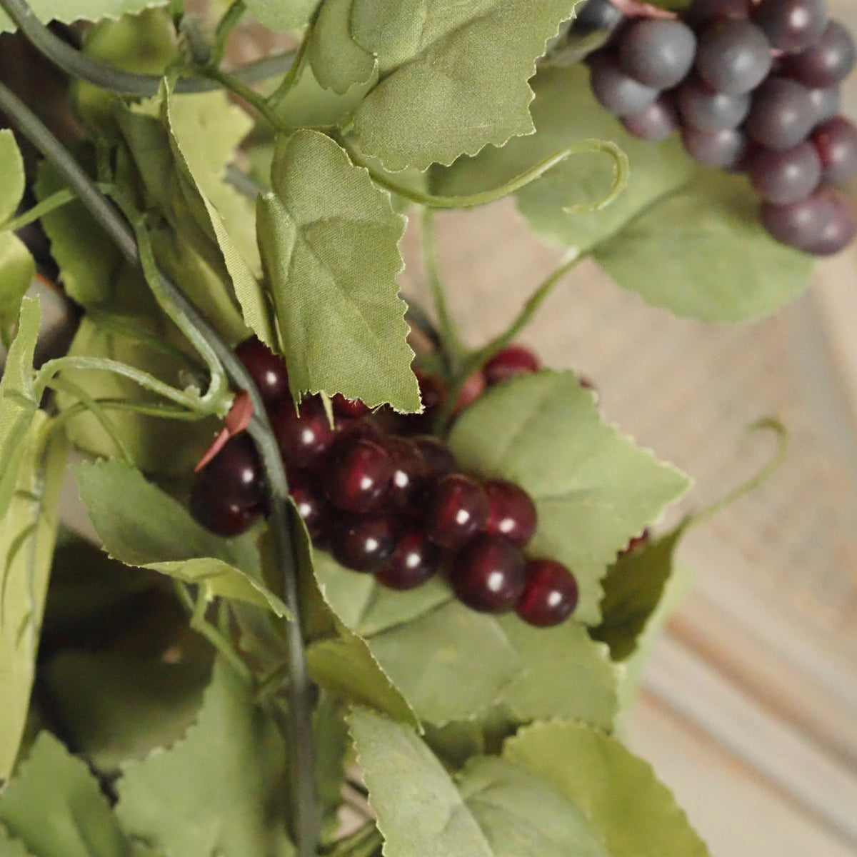 Weinlaubgirlande Grün · Beerentrauben Burgunderton