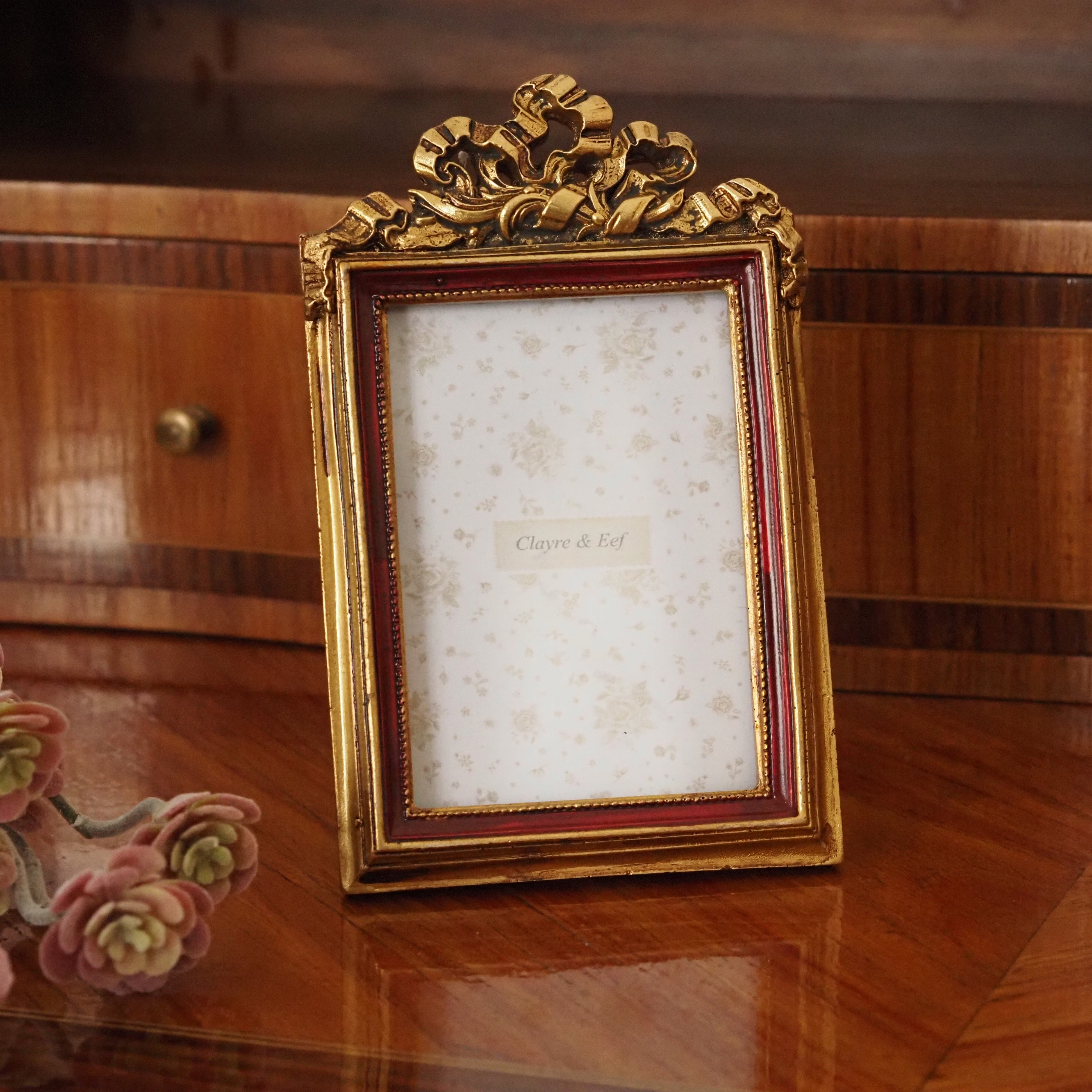 Bilderrahmen Rot-Gold · Louis-XVI-Rahmen mit Schleifenbekrönung, Format 6 × 9