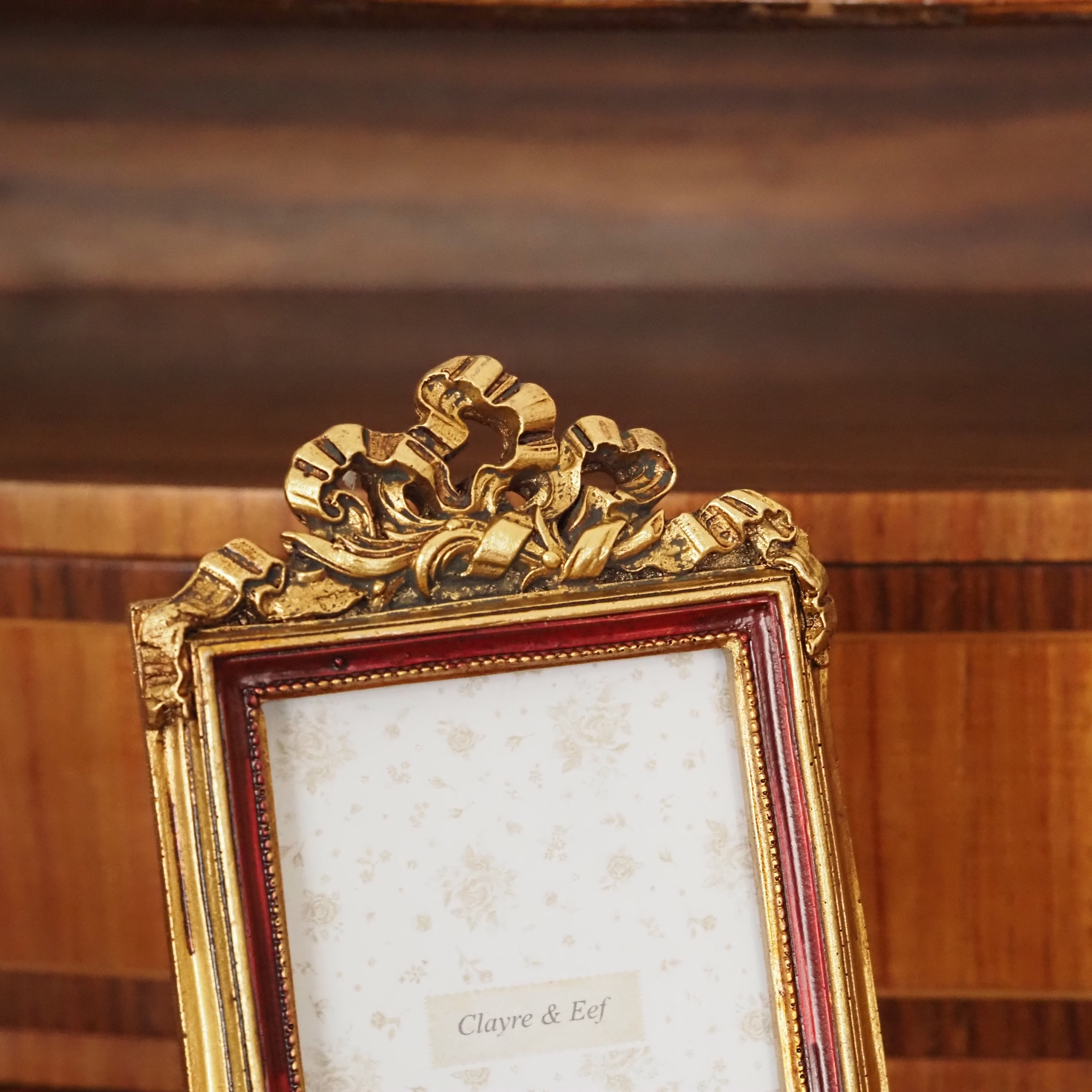 Bilderrahmen Rot-Gold · Louis-XVI-Rahmen mit Schleifenbekrönung, Format 6 × 9