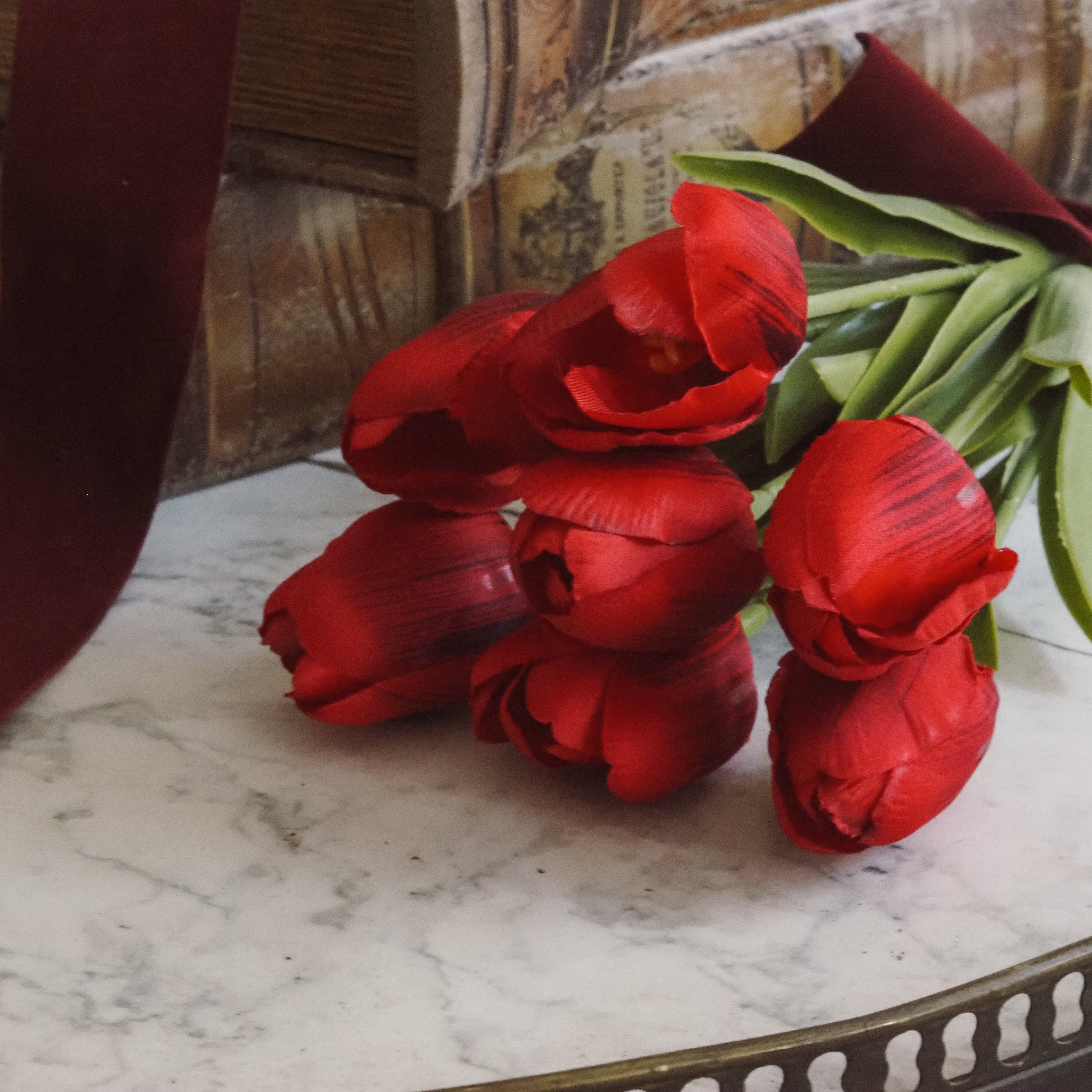 Tulpenbund · rote Textiltulpen mit Schleife · Dekorationsblumen Frühling