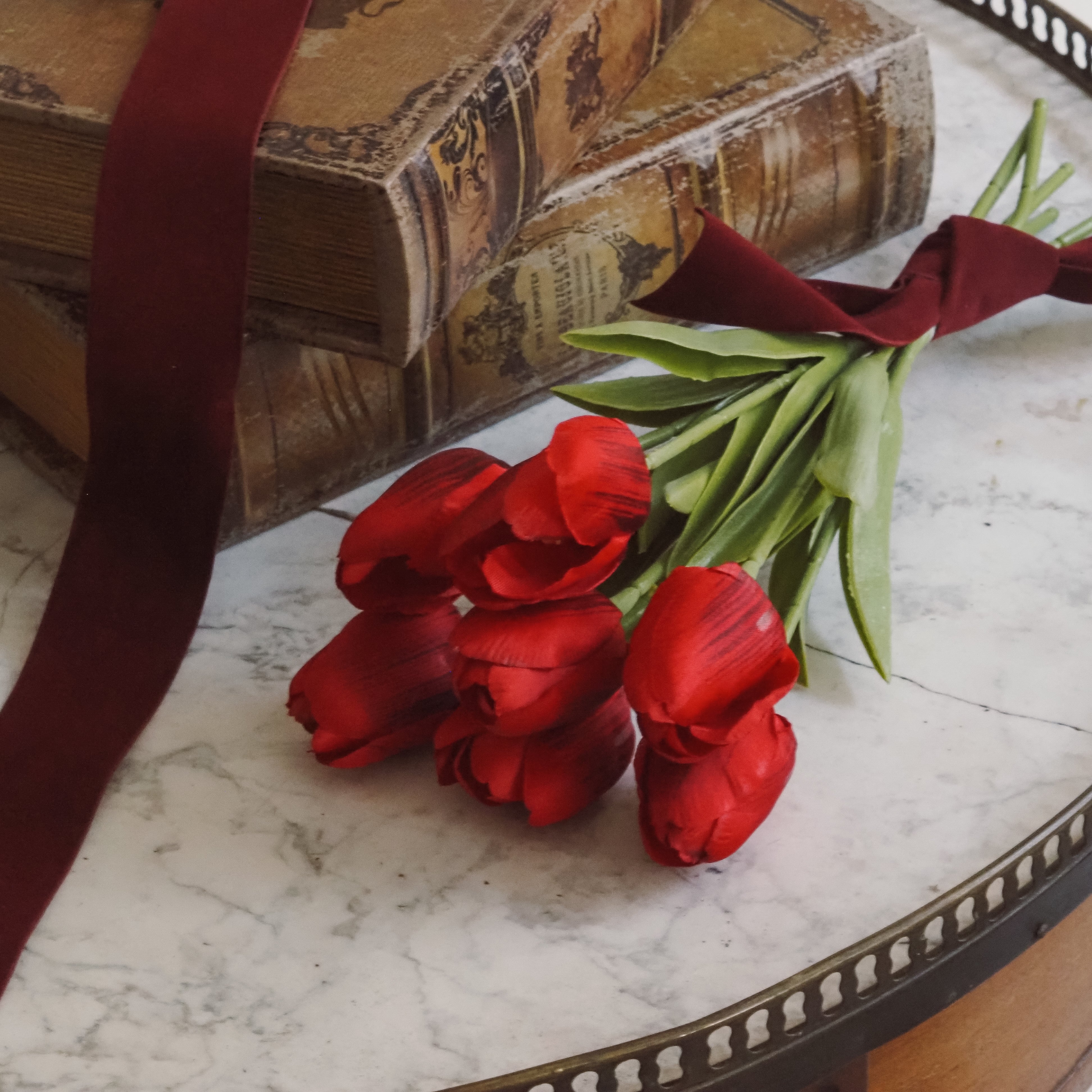 Tulpenbund · rote Textiltulpen mit Schleife · Dekorationsblumen Frühling