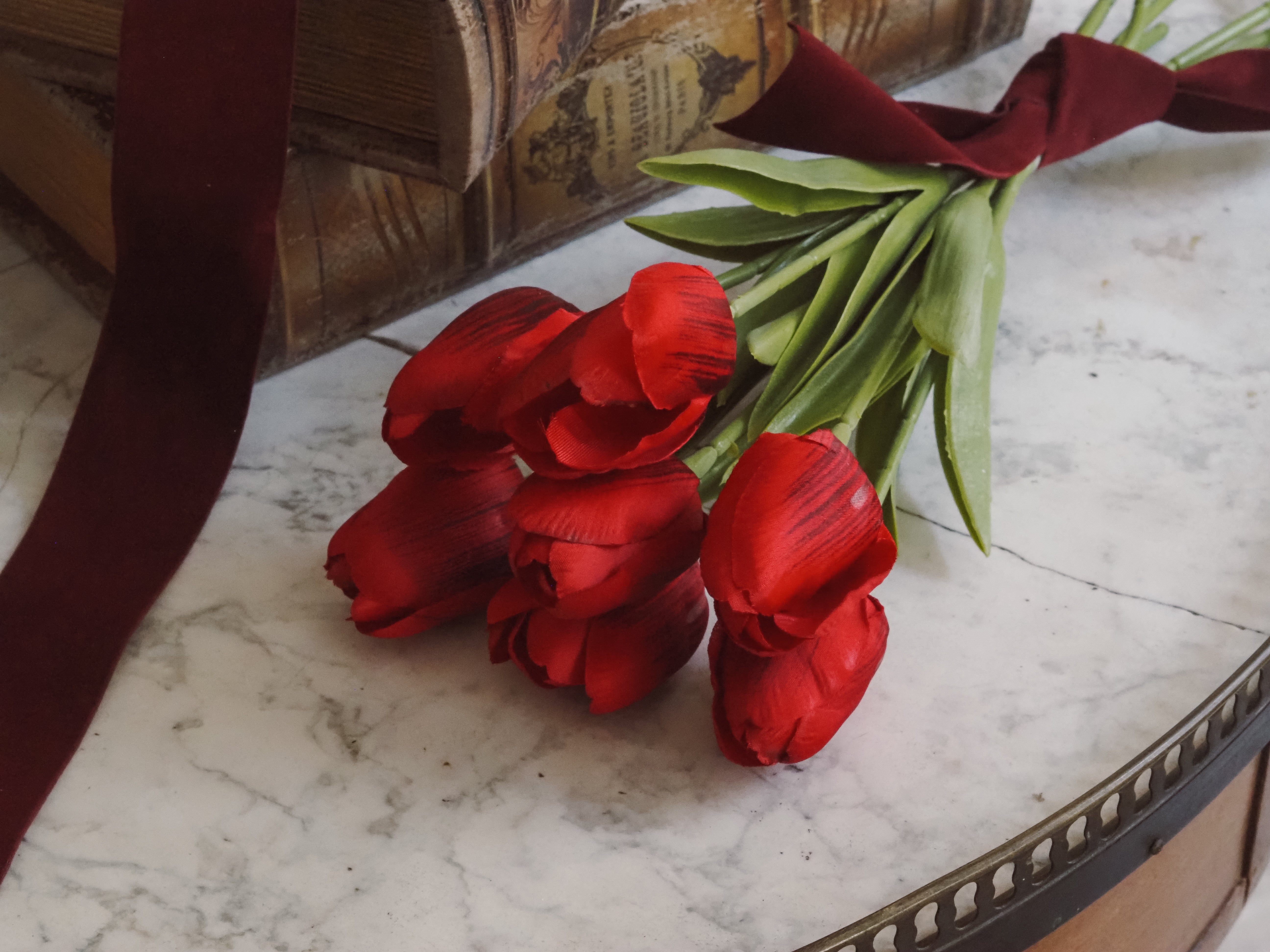 Tulpenbund · rote Textiltulpen mit Schleife · Dekorationsblumen Frühling