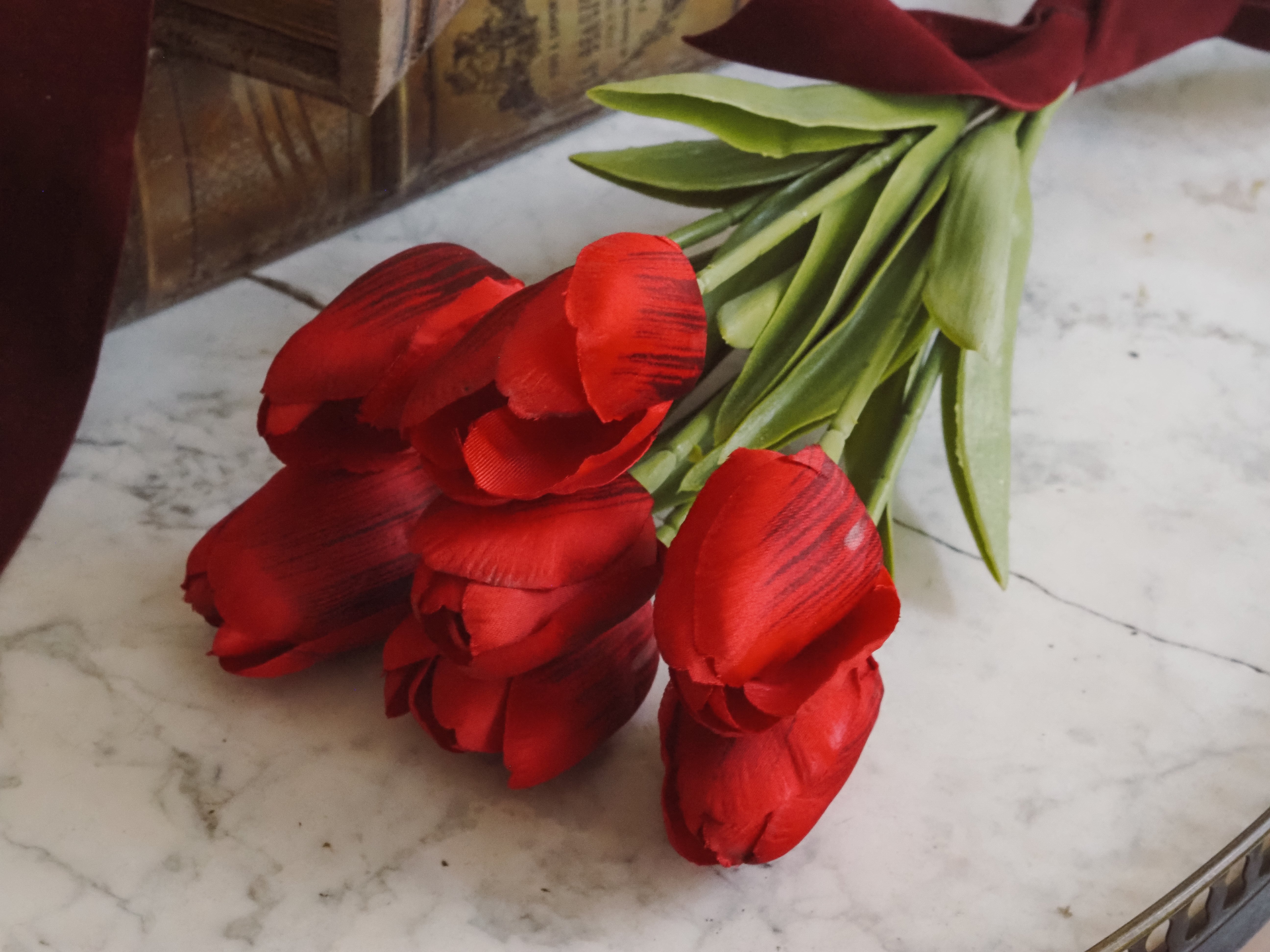 Tulpenbund · rote Textiltulpen mit Schleife · Dekorationsblumen Frühling