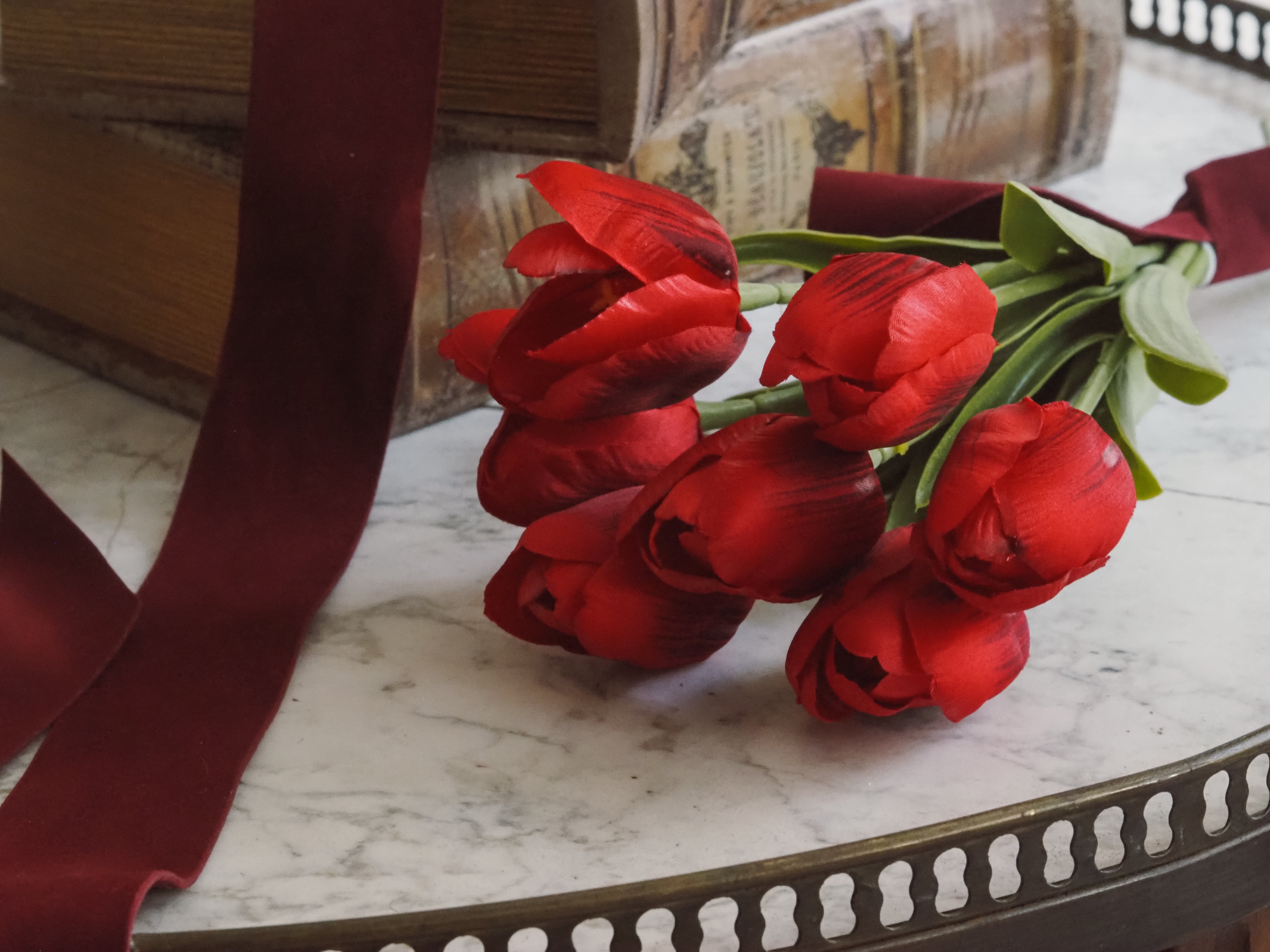 Tulpenbund · rote Textiltulpen mit Schleife · Dekorationsblumen Frühling