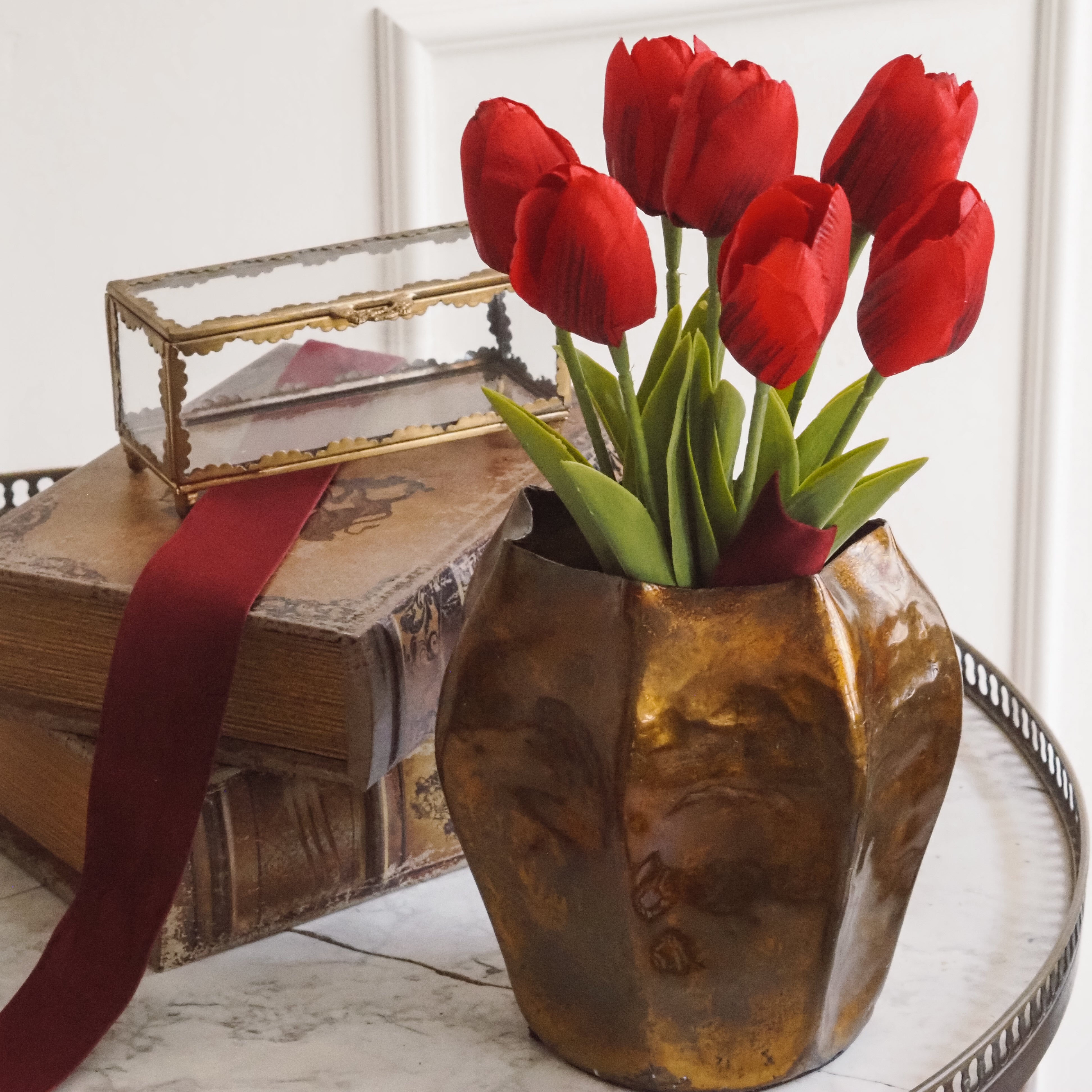 Tulpenbund · rote Textiltulpen mit Schleife · Dekorationsblumen Frühling