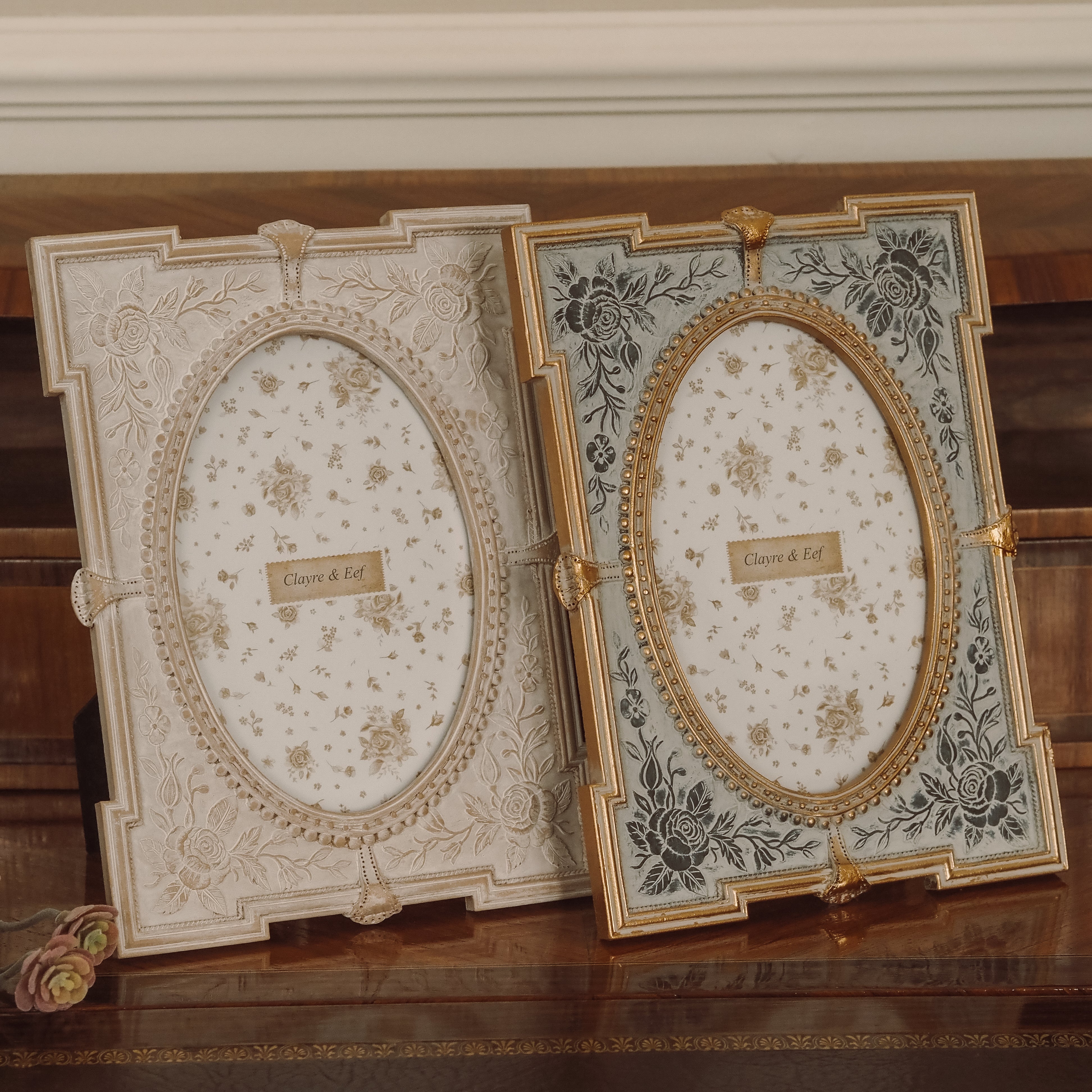 Bilderrahmen mit ovalem Ausschnitt · Reliefrosen und Perlstab im Louis-XVI-Stil