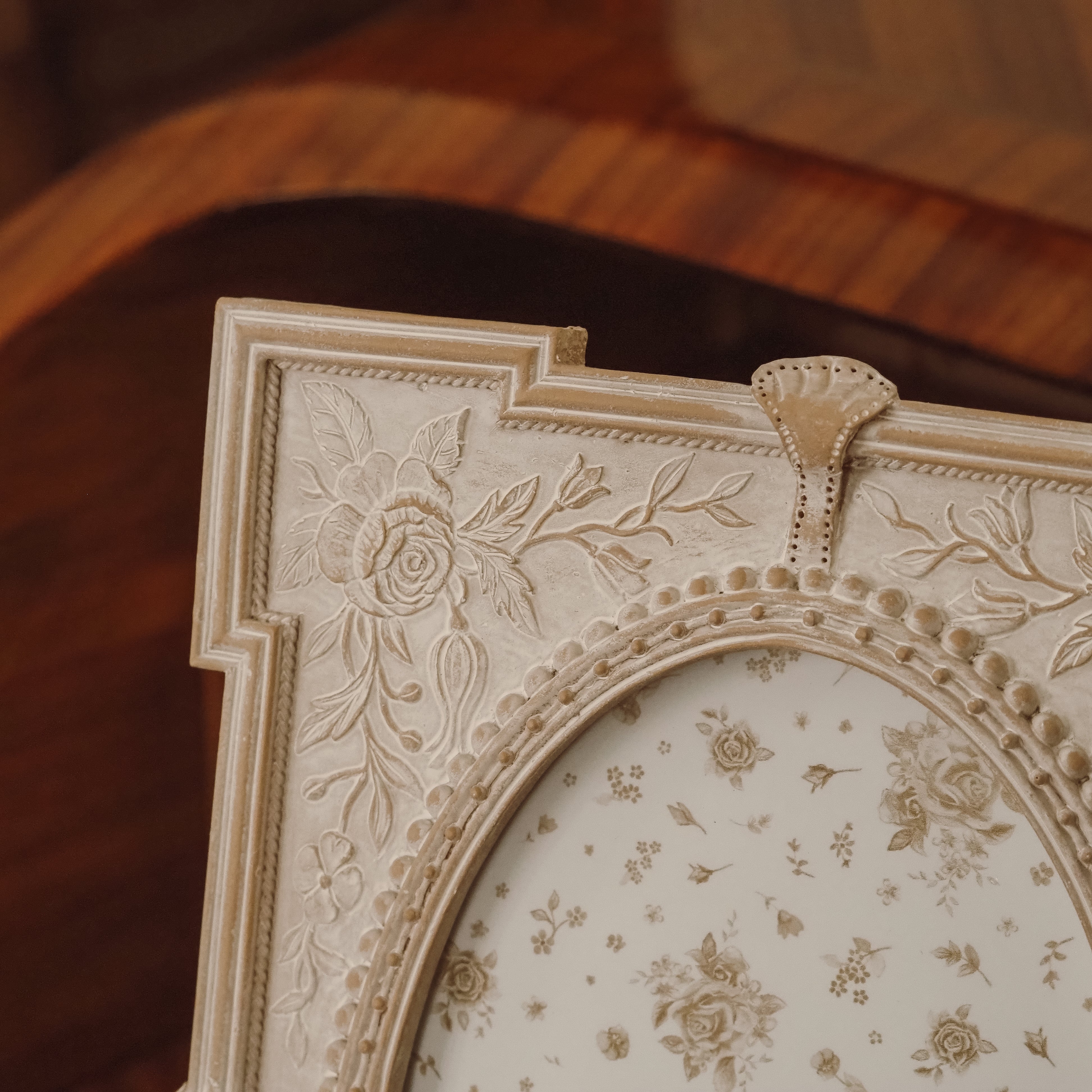 Bilderrahmen mit ovalem Ausschnitt · Reliefrosen und Perlstab im Louis-XVI-Stil