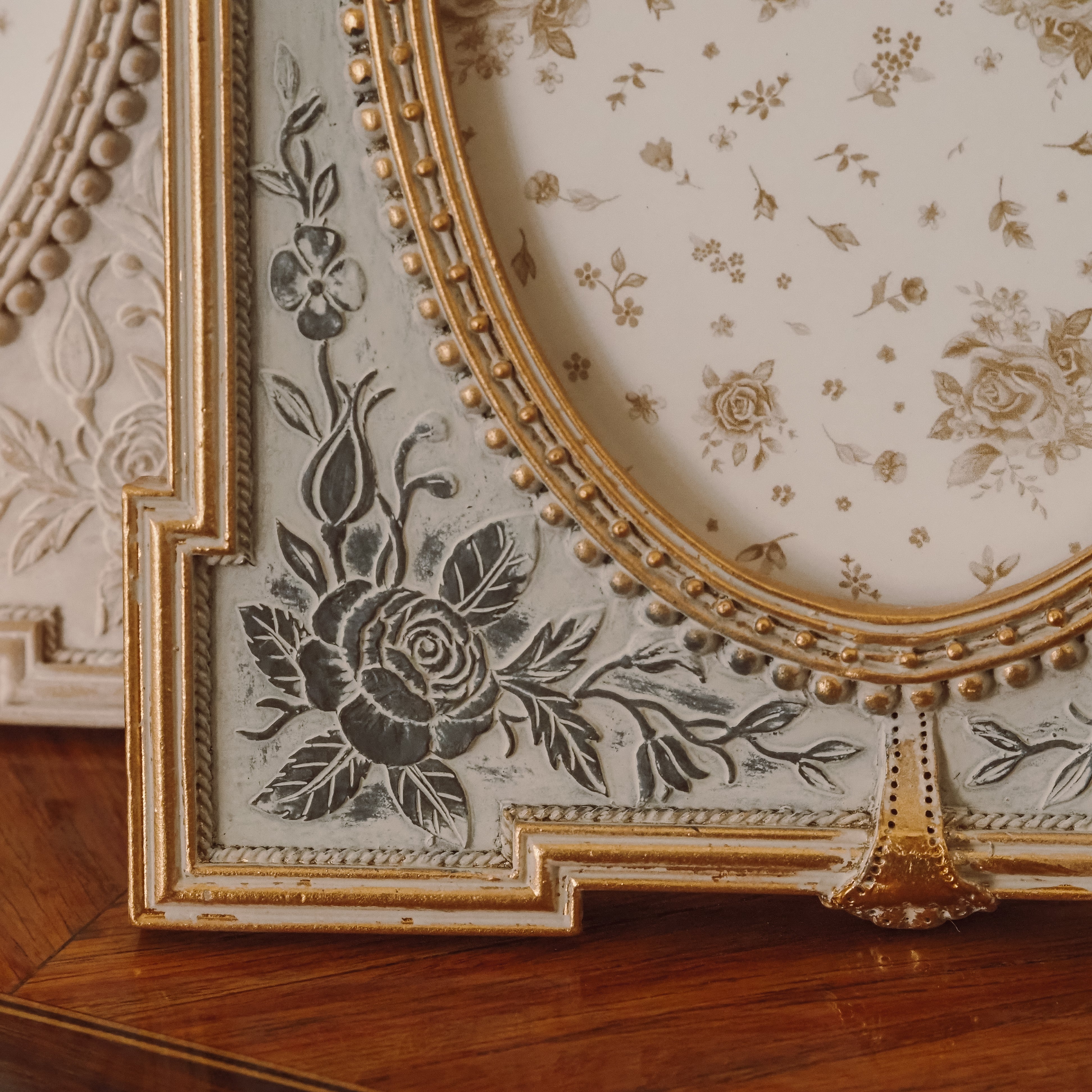 Bilderrahmen mit ovalem Ausschnitt · Reliefrosen und Perlstab im Louis-XVI-Stil
