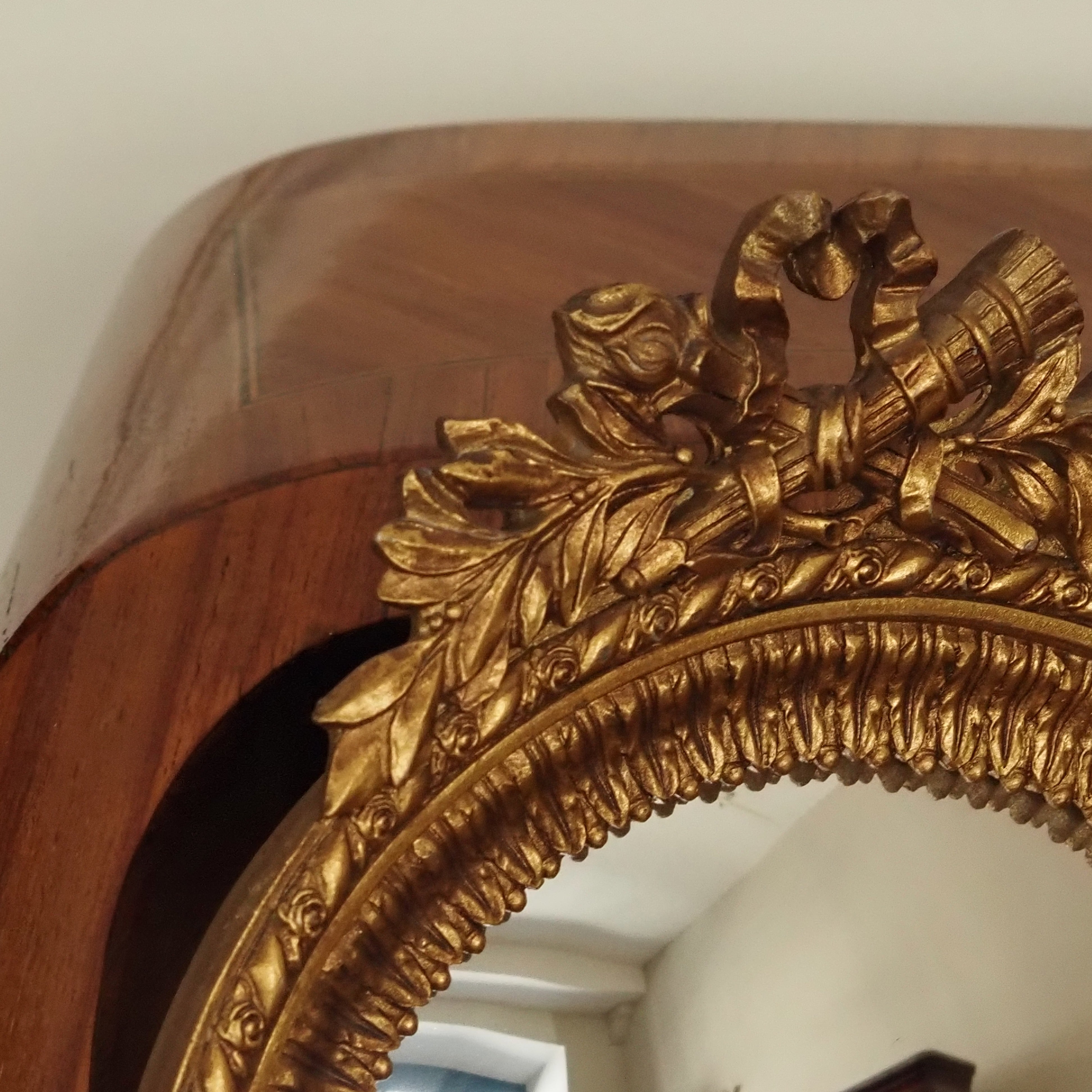 Spiegel · Louis-Seize-inspirierter Goldrahmen mit Schleifenornament