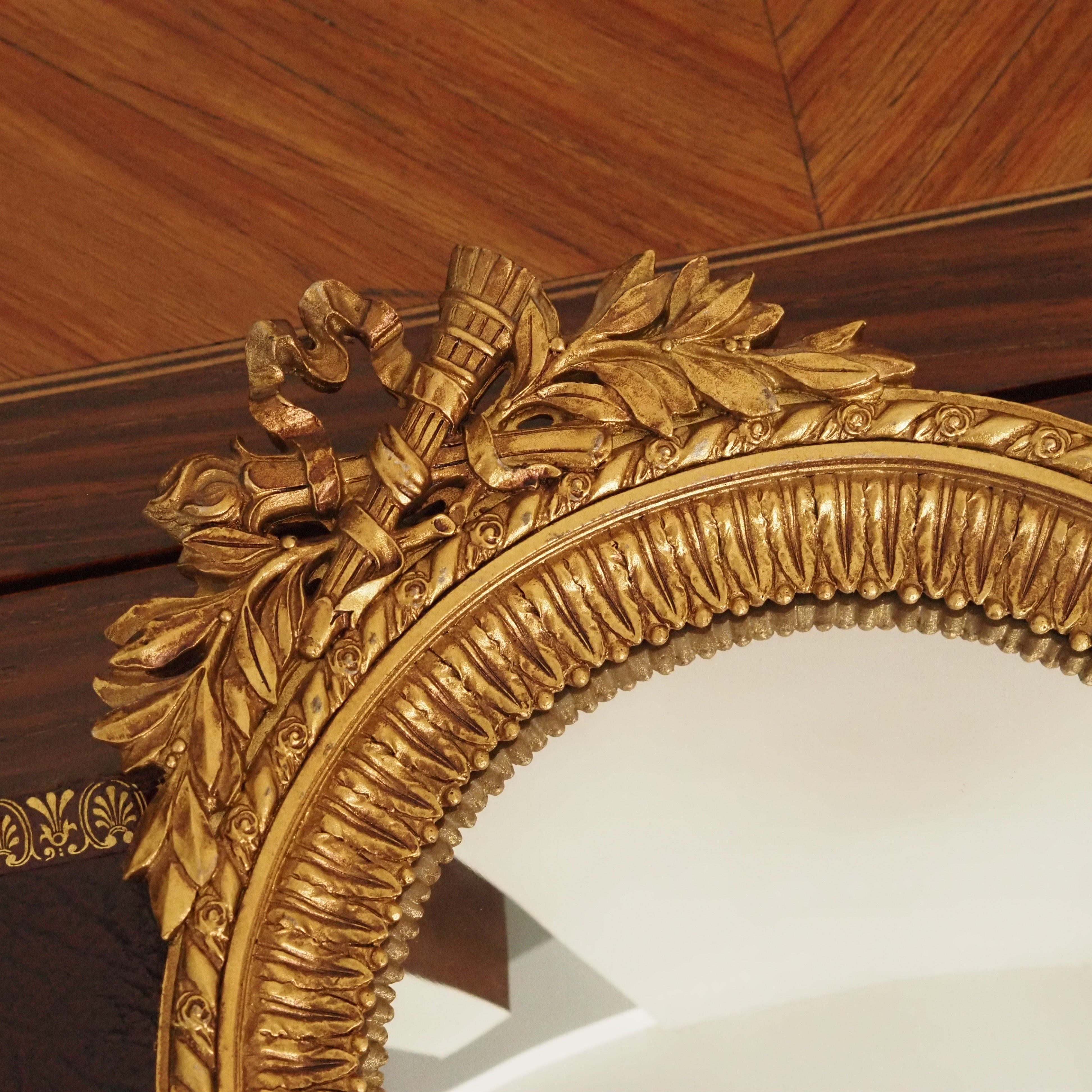 Spiegel · Louis-Seize-inspirierter Goldrahmen mit Schleifenornament
