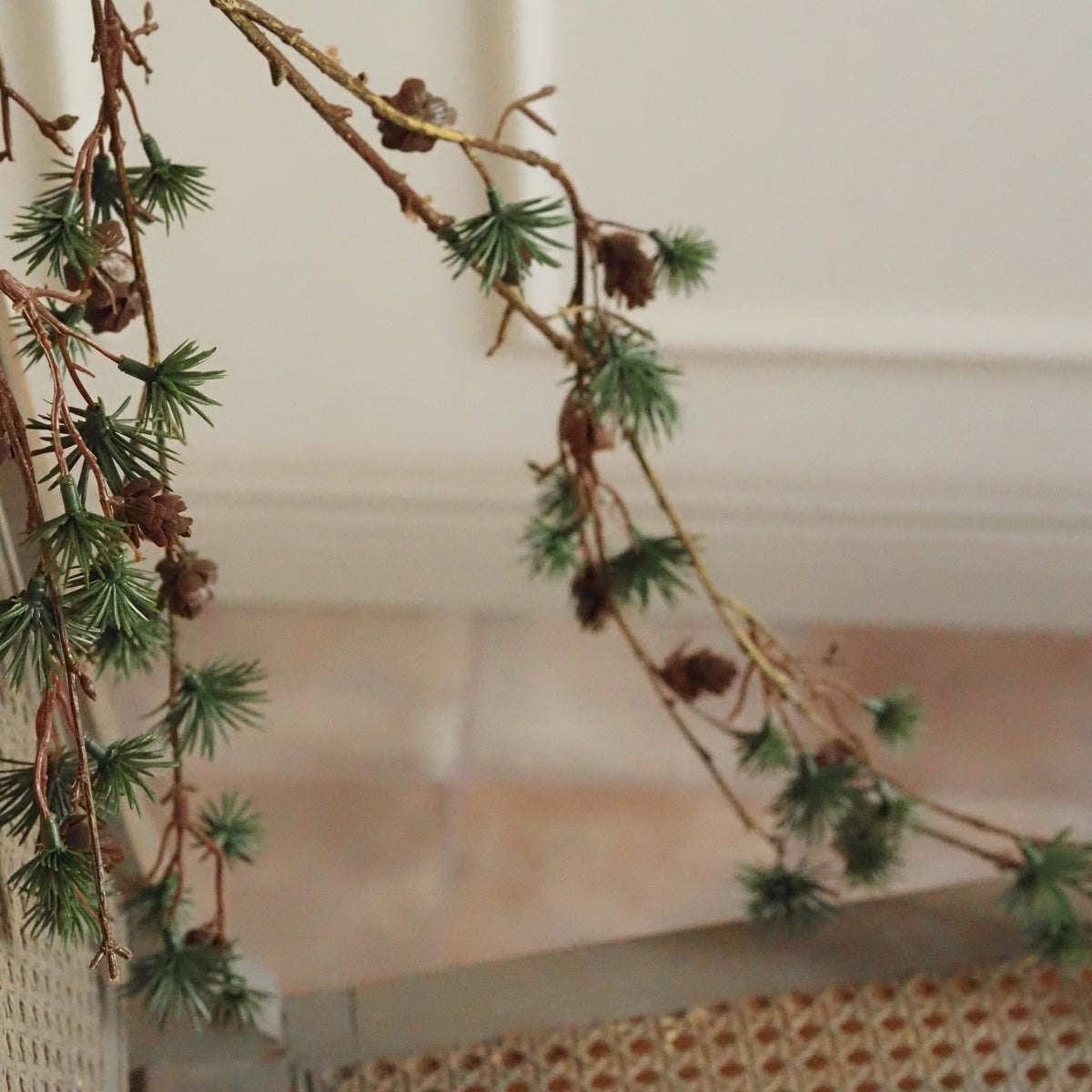 Larix-Zweig Grün · Schlanke Astform, Mini-Zapfen besetzt