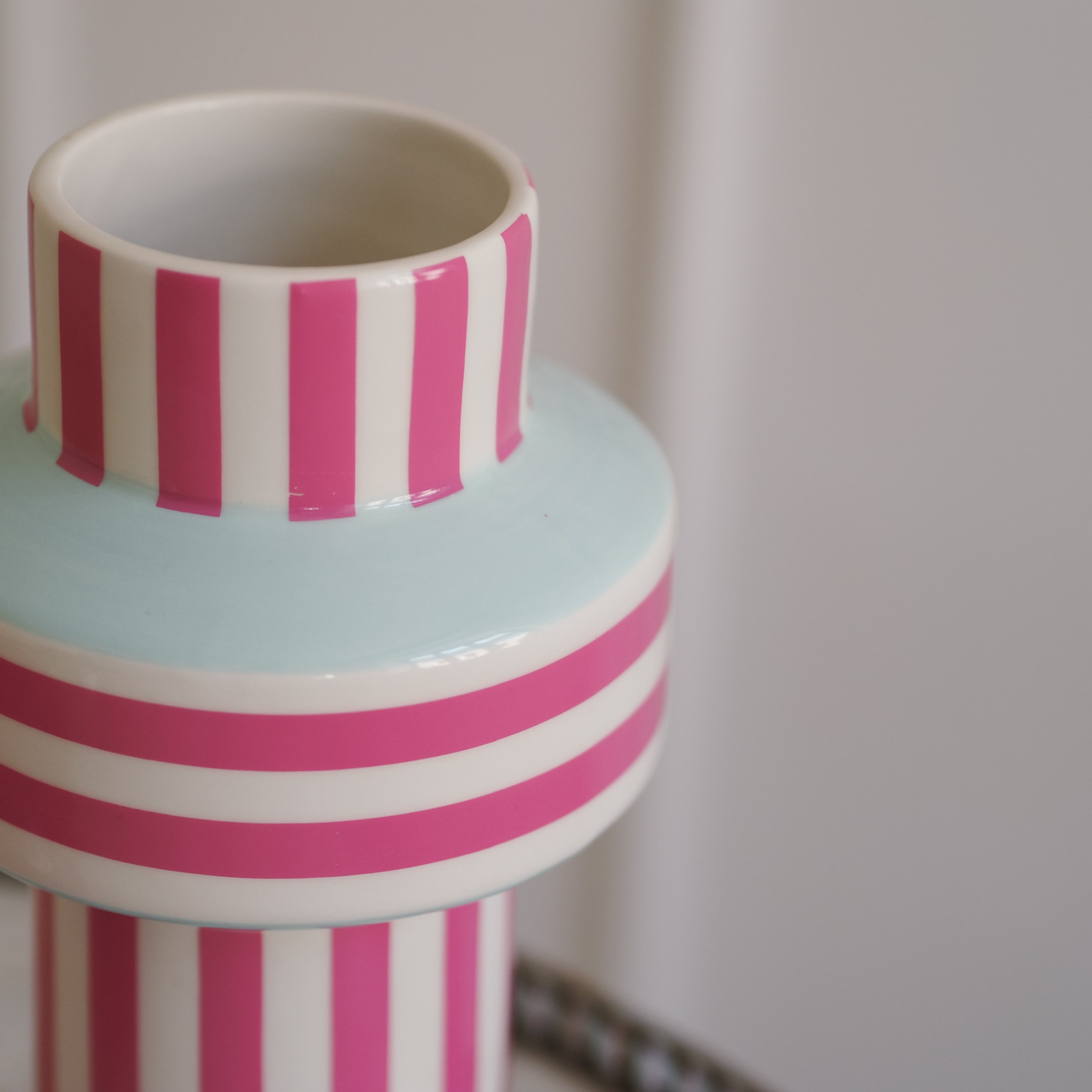 Keramikvase in pink weiß mint · Postmoderne Farbgestaltung / skulpturale Form / Blumenvase